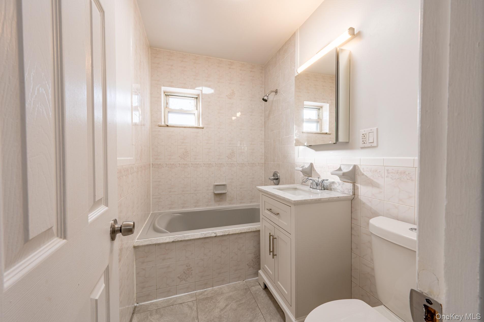 #9 photo, 1913 Barnes Avenue, 브롱크스 Bronx , NY 10462