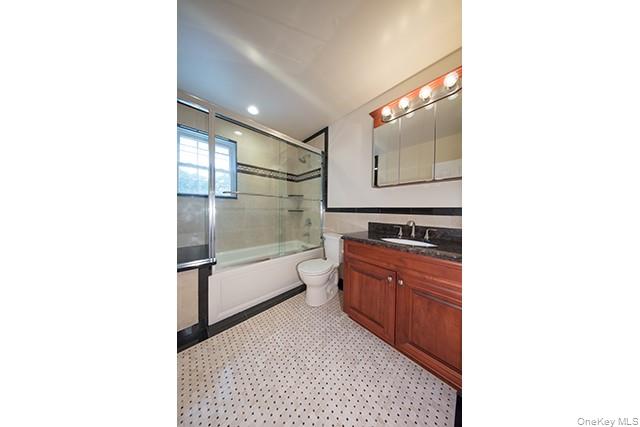 #11 photo, 1 Villa D'est Drive, Coram , NY 11727