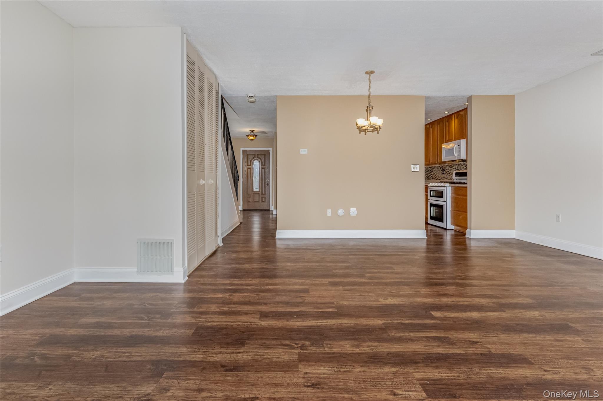 #8 photo, 1907 Magnolia Walk, 뉴욕주 Poughkeepsie , NY 12603