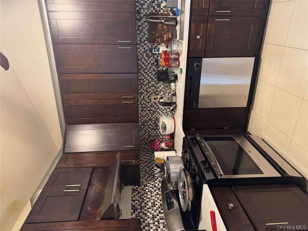 #7 photo, 411 121st Street, كوينز College Point , NY 11356