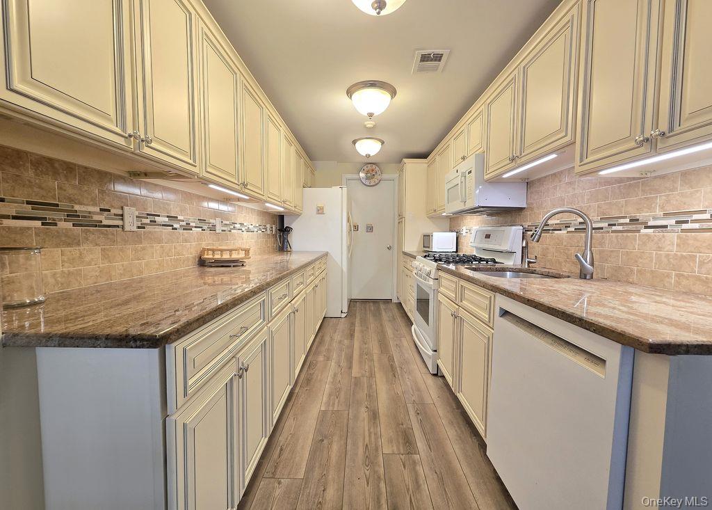 #5 photo, 331 Clubhouse Court, Coram , NY 11727