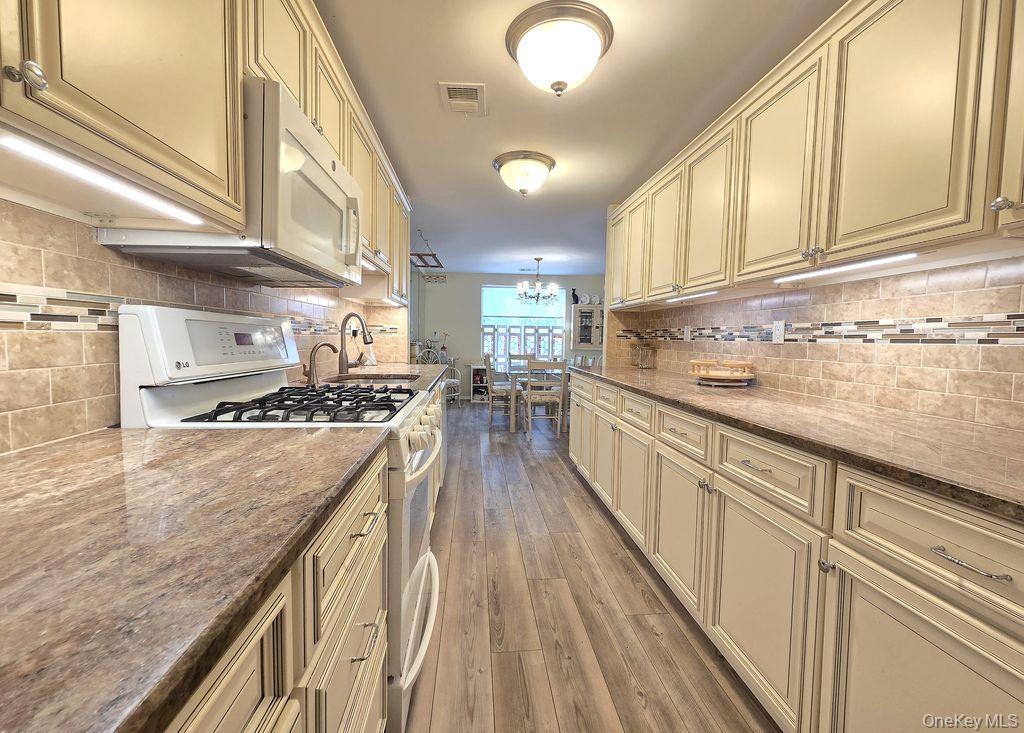 #6 photo, 331 Clubhouse Court, Coram , NY 11727