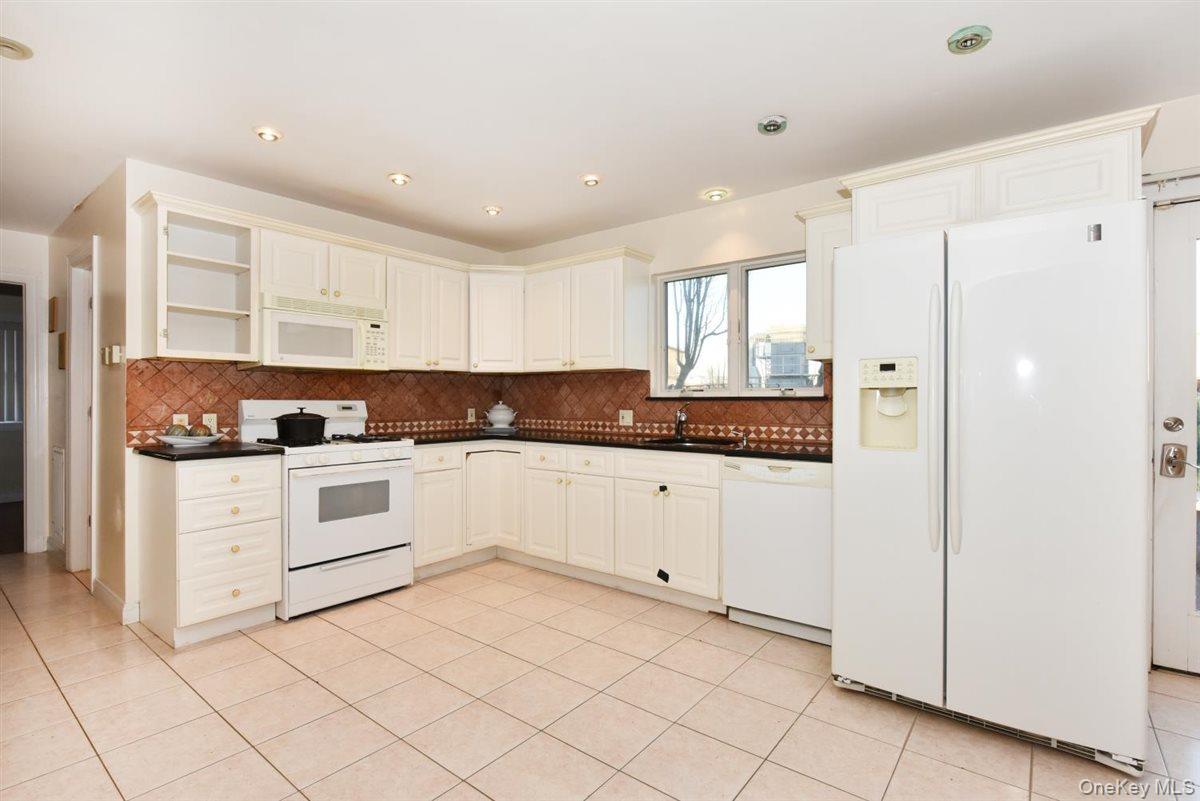 #10 photo, 300 Pennsylvania Avenue, 롱 아일랜드 Mineola , NY 11501