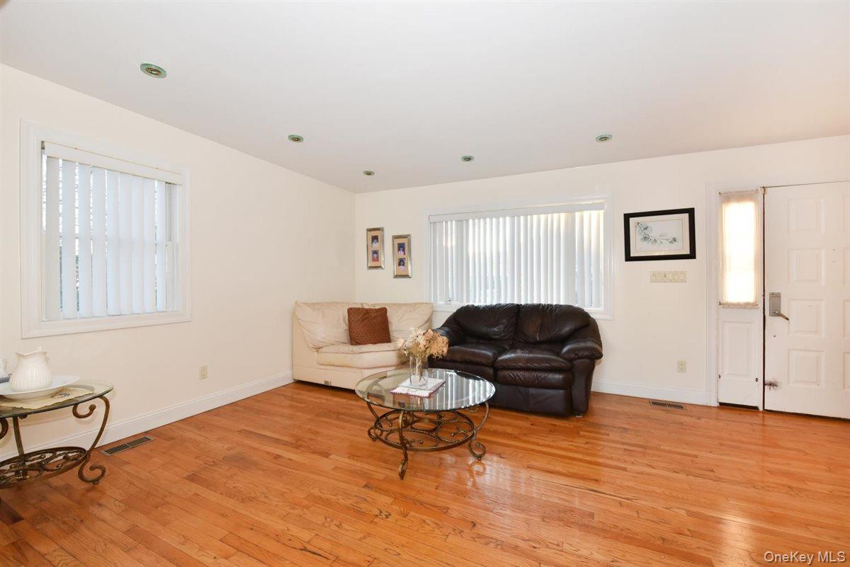 #4 photo, 300 Pennsylvania Avenue, 롱 아일랜드 Mineola , NY 11501