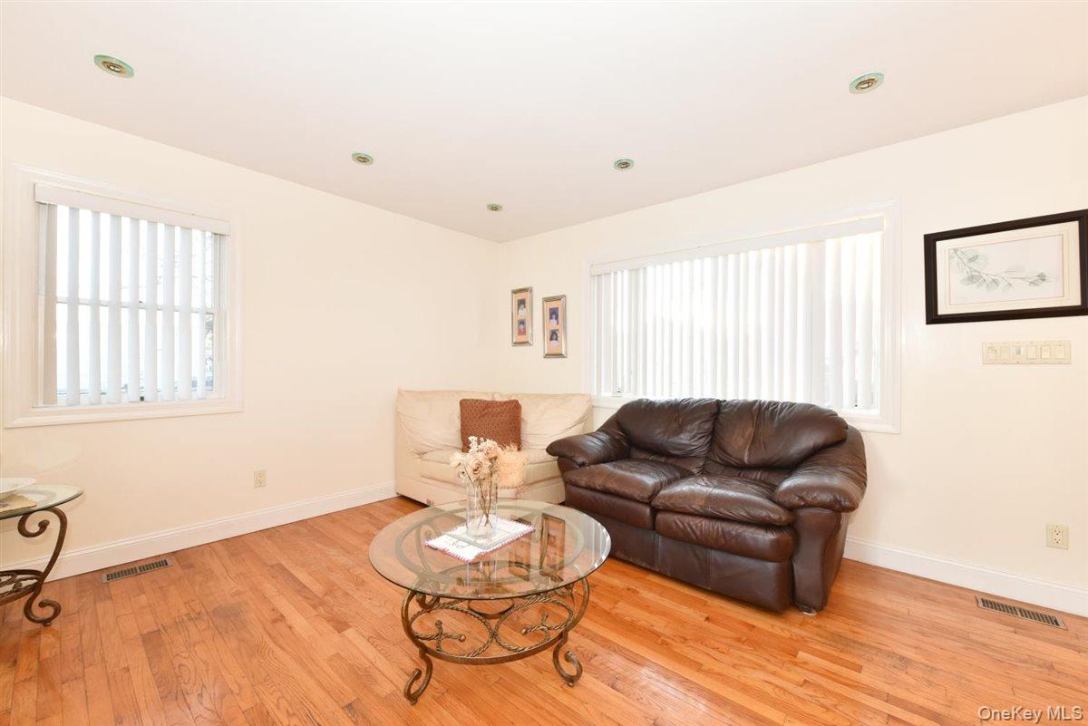 #7 photo, 300 Pennsylvania Avenue, 롱 아일랜드 Mineola , NY 11501