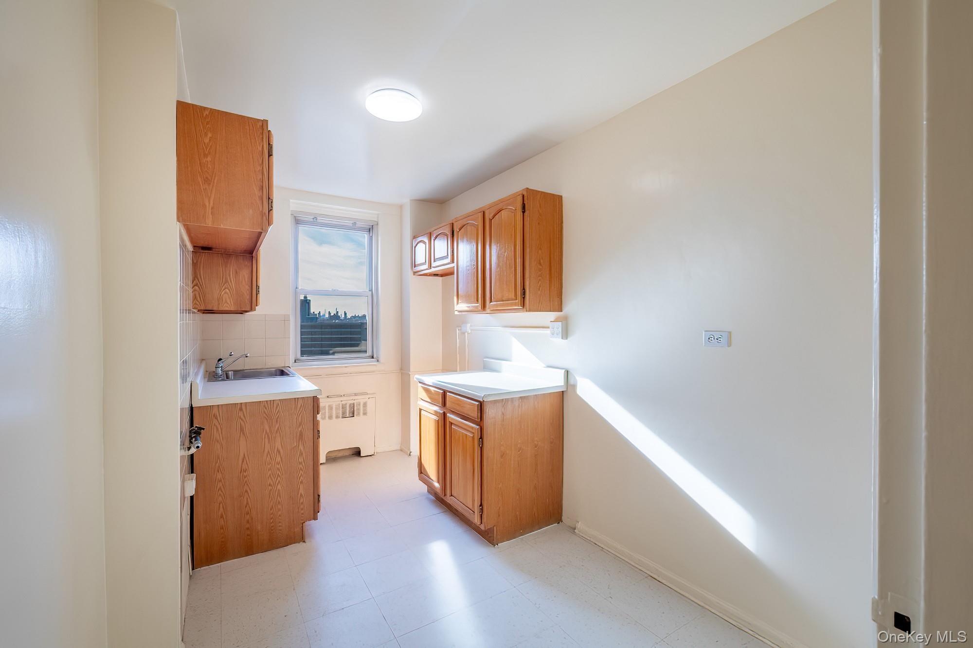 #8 photo, 25 Knolls Crescent, Bronx , NY 10463