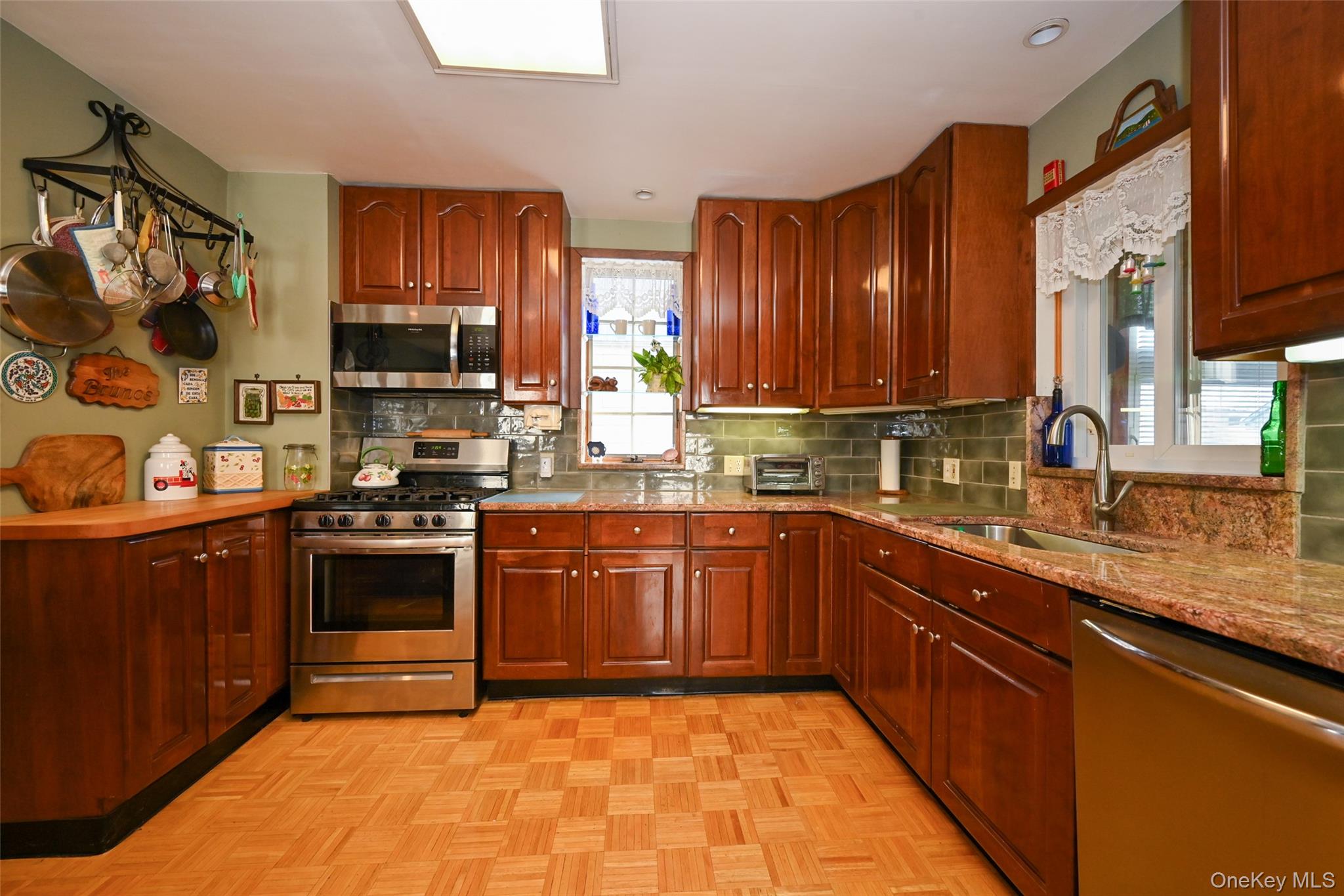 #3 photo, 7136 Loubet Street, फॉरेस्ट हिल्स Forest Hills , NY 11375