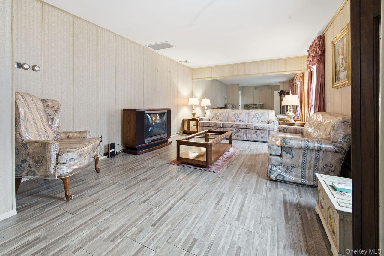 #13 photo, 384 Singingwood Drive, Holbrook , NY 11741