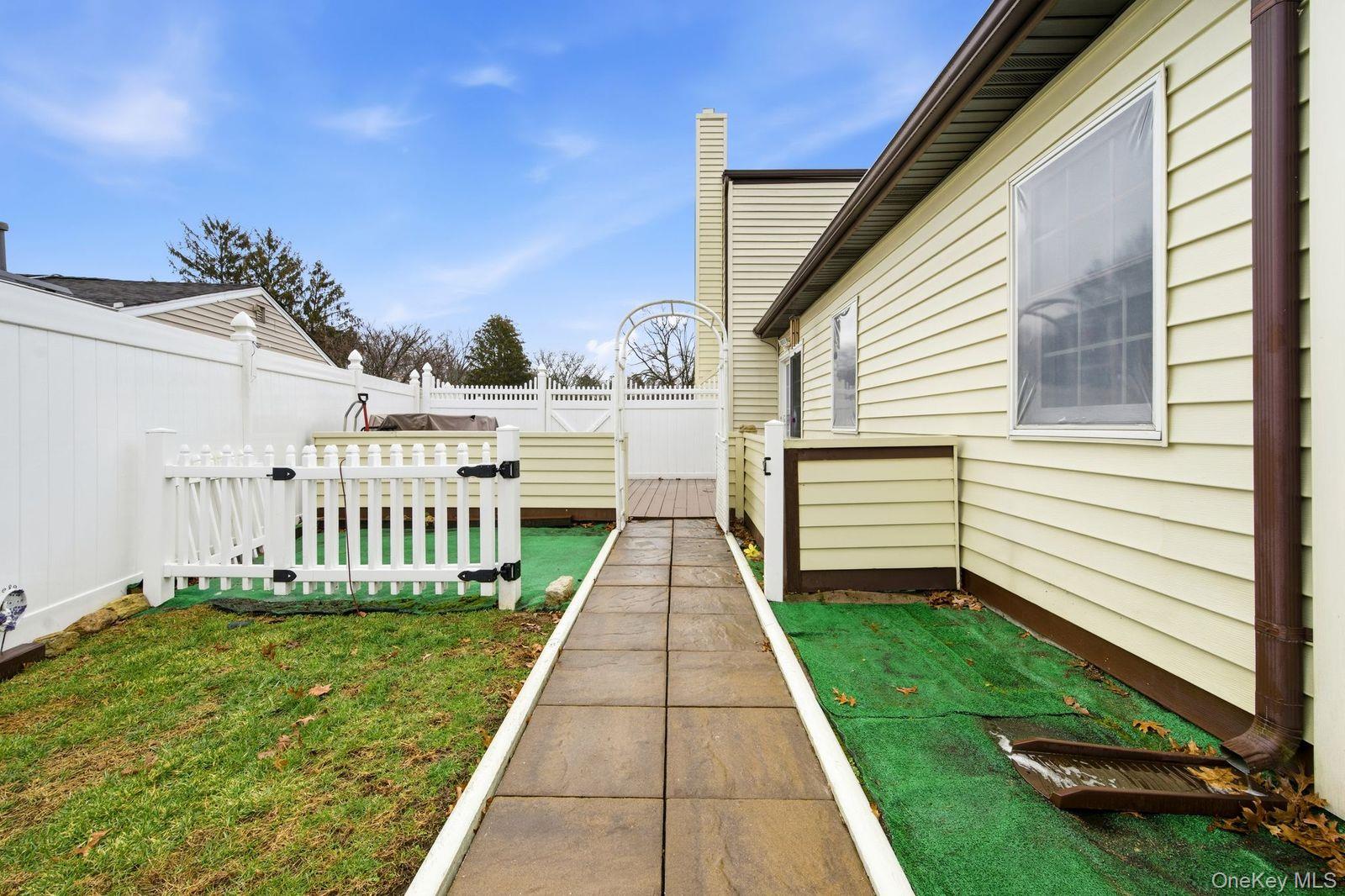 #19 photo, 384 Singingwood Drive, Holbrook , NY 11741