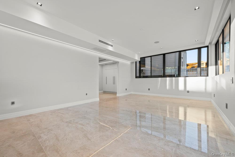 #10 photo, 176-12 Kildare Road, कुईंस Jamaica Estates , NY 11432