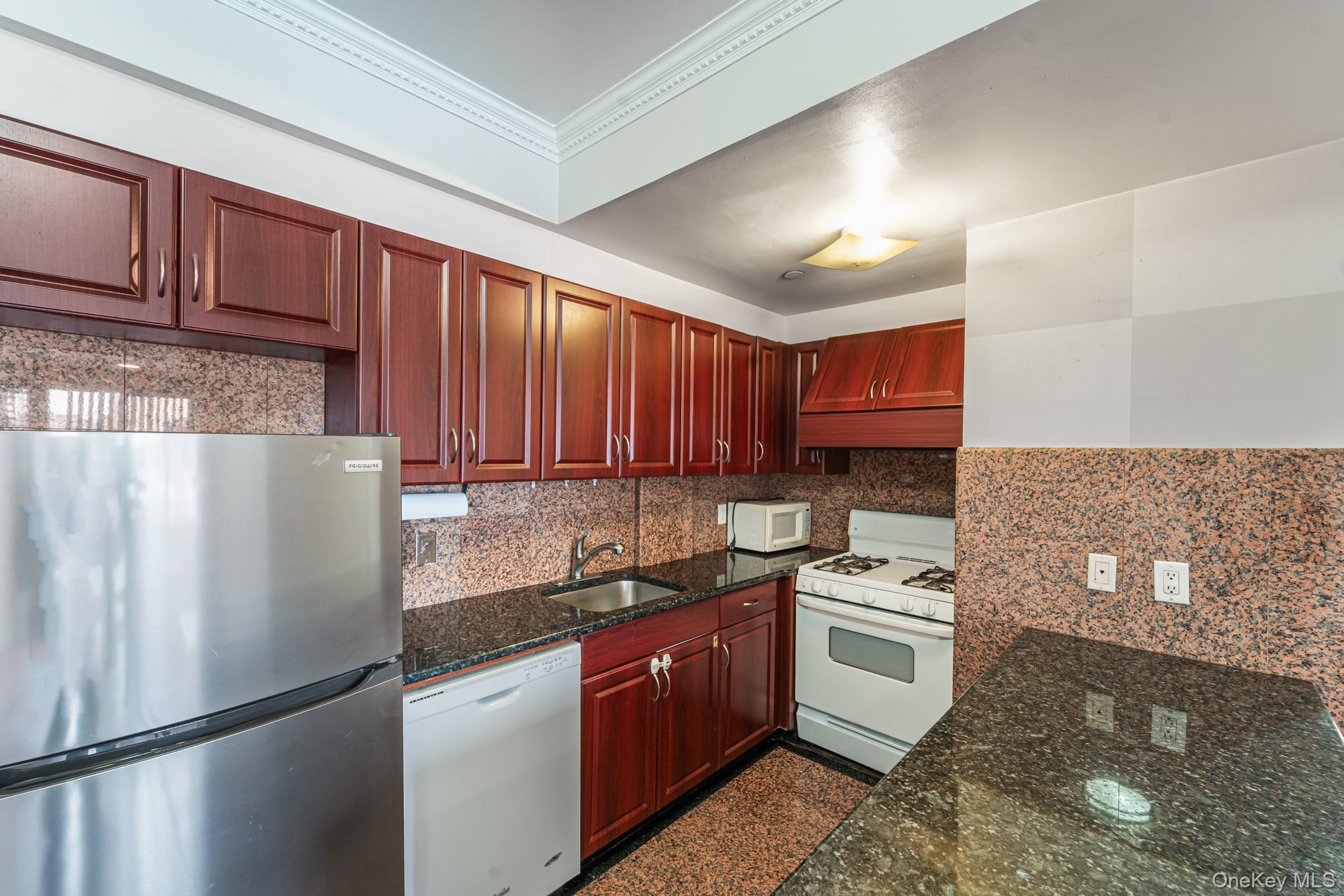 #10 photo, 4105 College Point Boulevard, 뉴욕퀸즈 Flushing , NY 11355