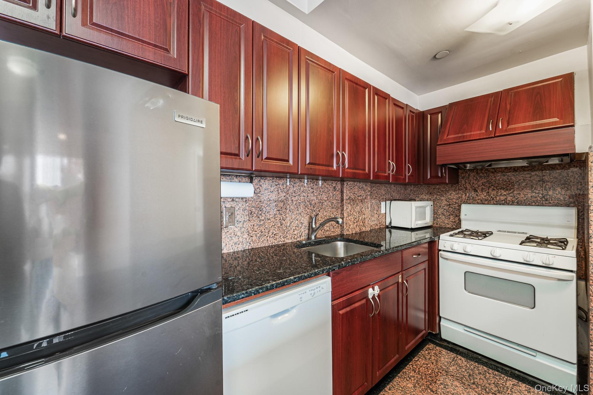 #11 photo, 4105 College Point Boulevard, 뉴욕퀸즈 Flushing , NY 11355