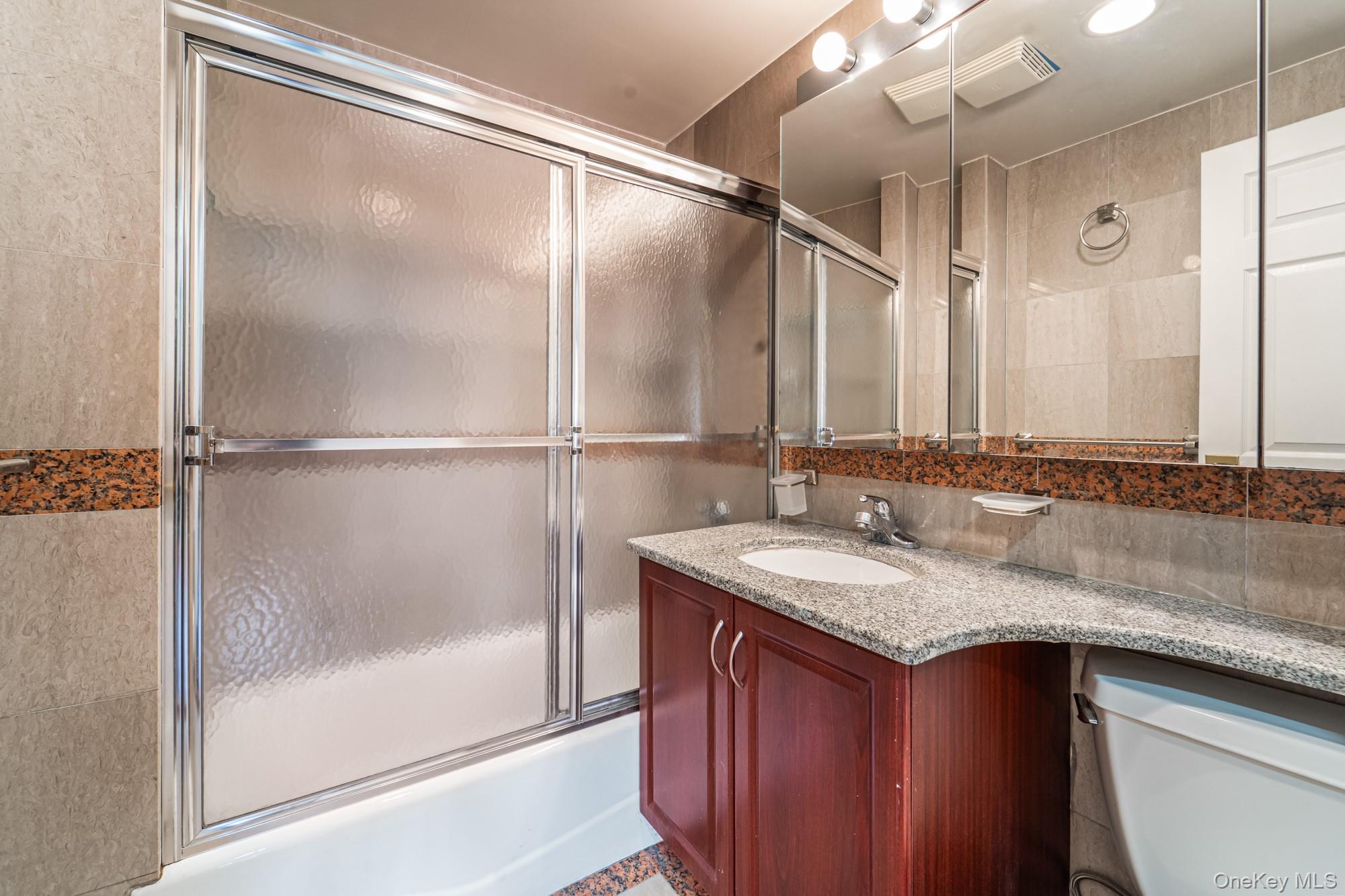 #13 photo, 4105 College Point Boulevard, 뉴욕퀸즈 Flushing , NY 11355