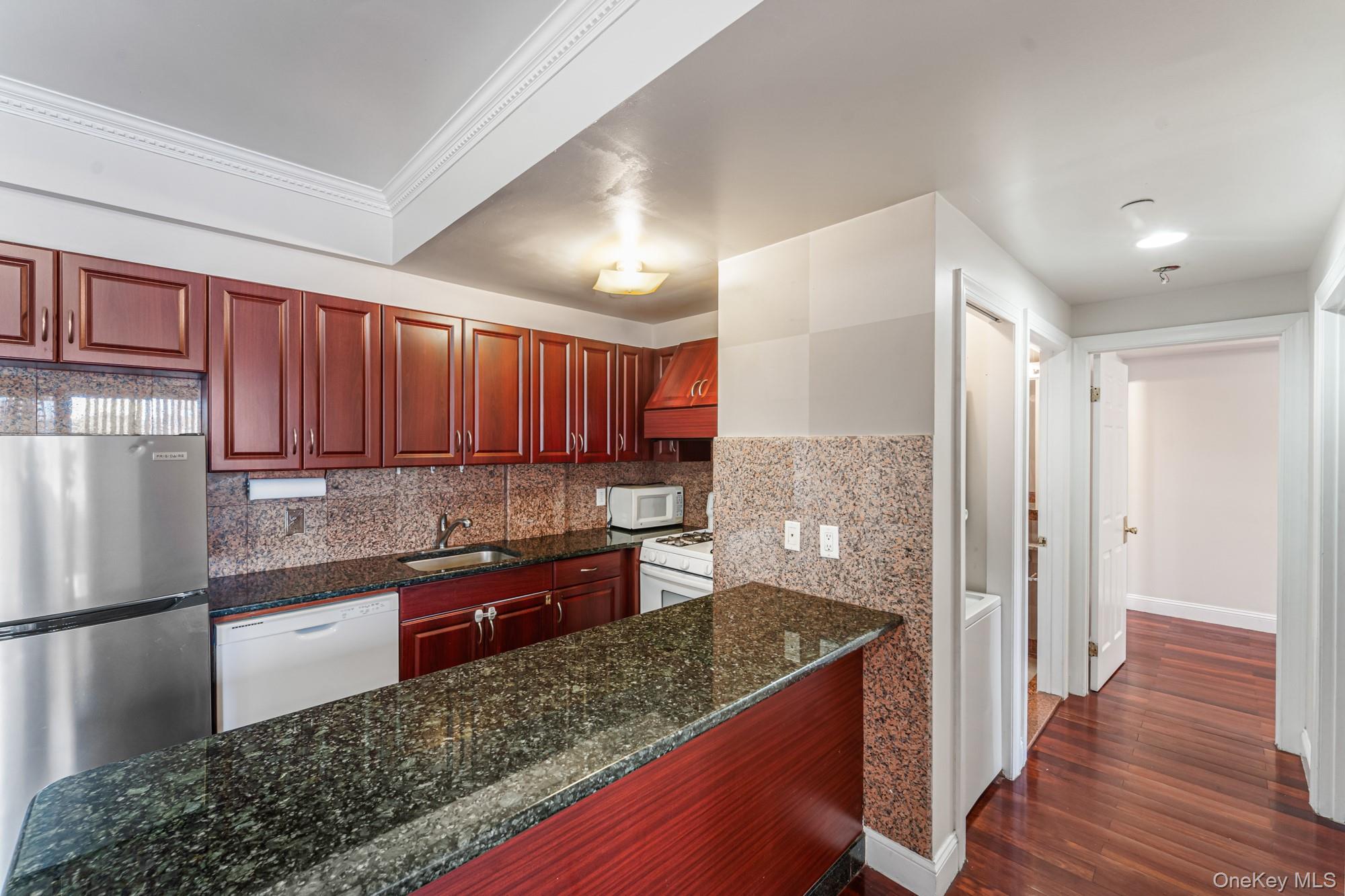 #9 photo, 4105 College Point Boulevard, 뉴욕퀸즈 Flushing , NY 11355