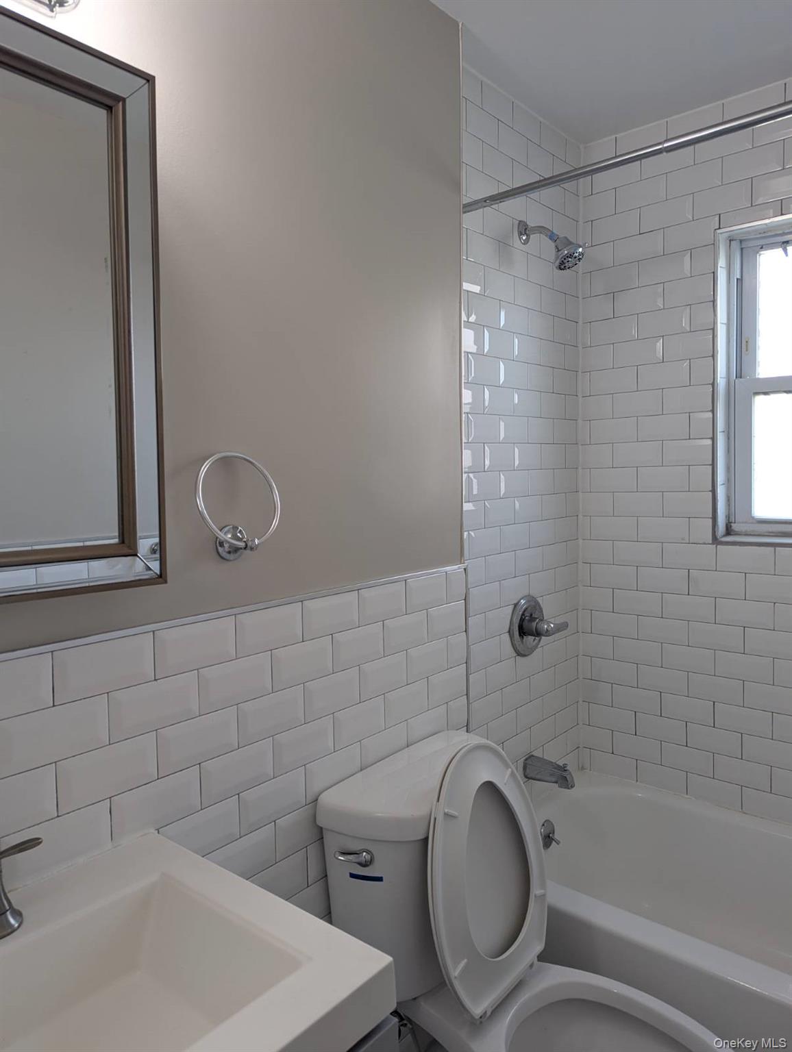 #3 photo, 11A Hemlock Drive, 롱 아일랜드 Bay Shore , NY 11706