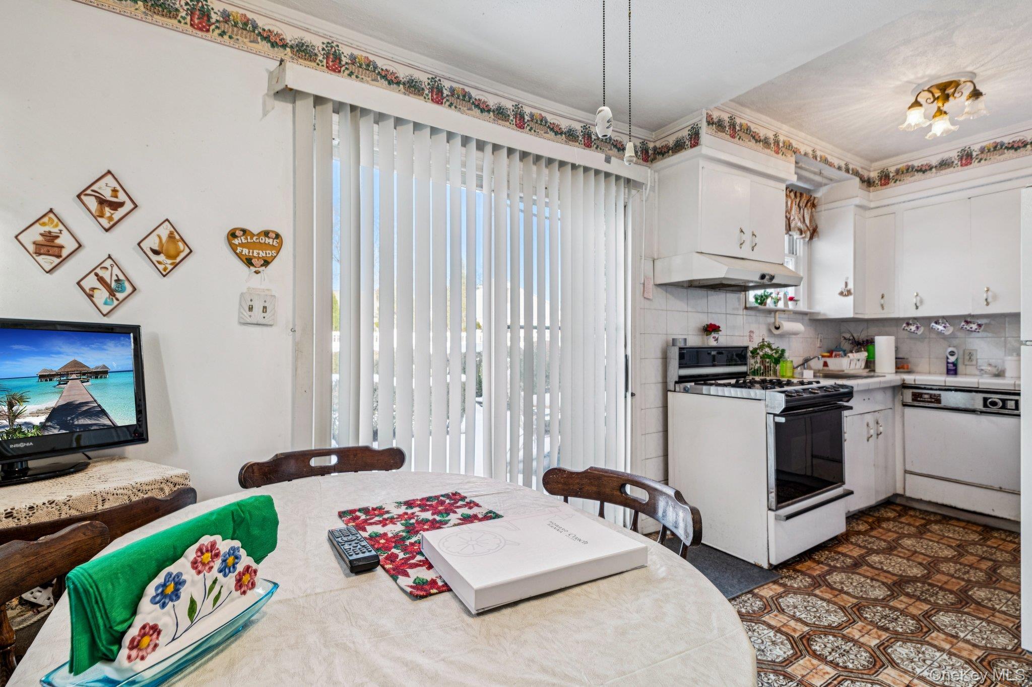 #14 photo, 189 Surrey, Lynbrook , NY 11563