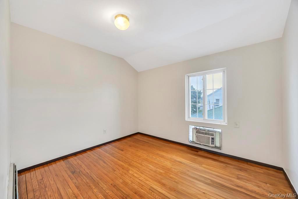 #7 photo, 143-06 243rd Street, קווינס Rosedale , NY 11422