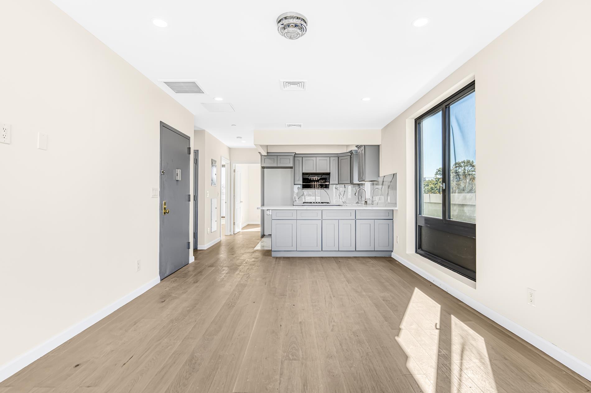 #6 photo, 207 Bay 35th Street, הברונקס Gravesend , NY 11214