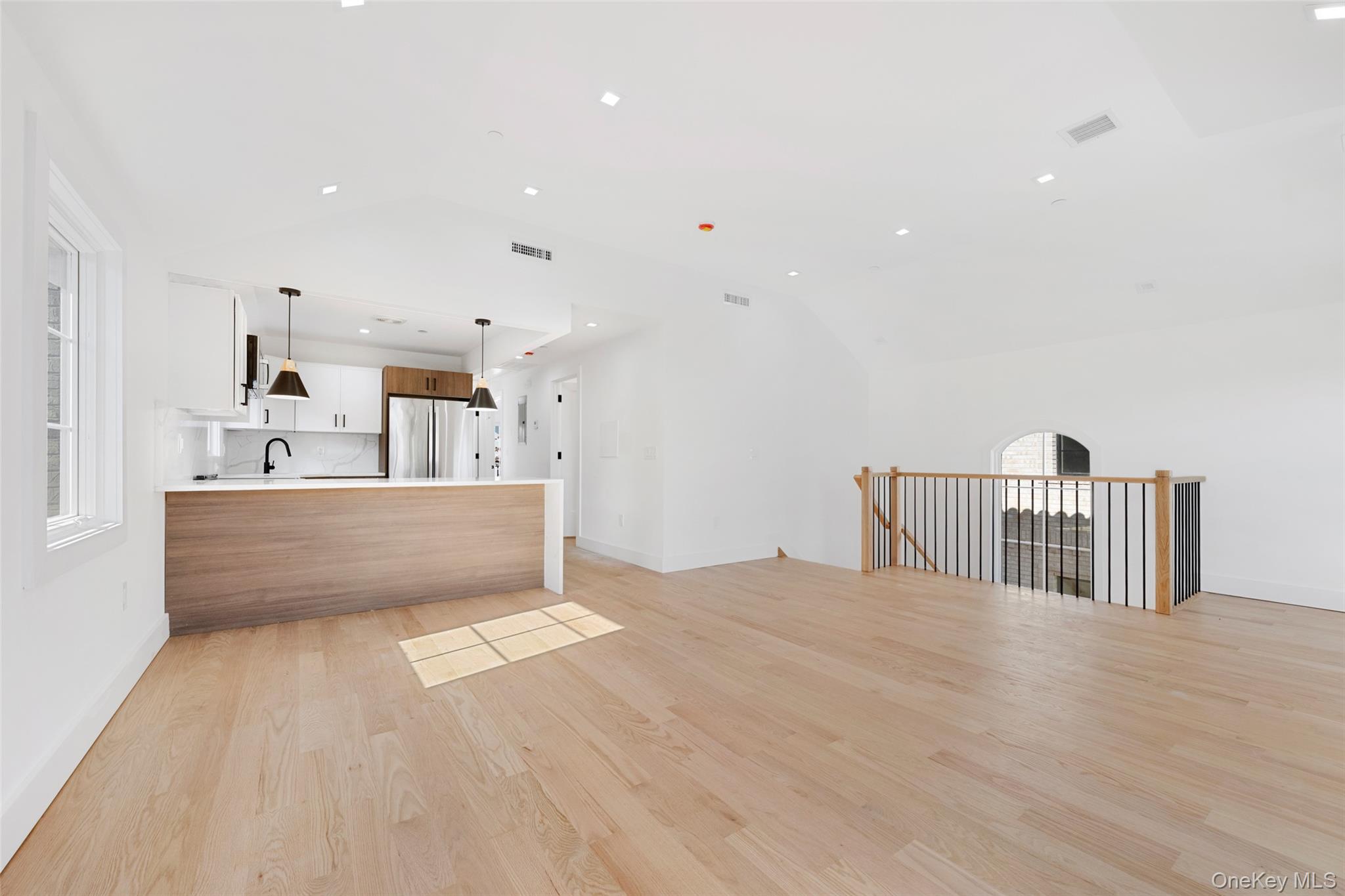 #10 photo, 3824 215th Street, बेसाइड Bayside , NY 11361