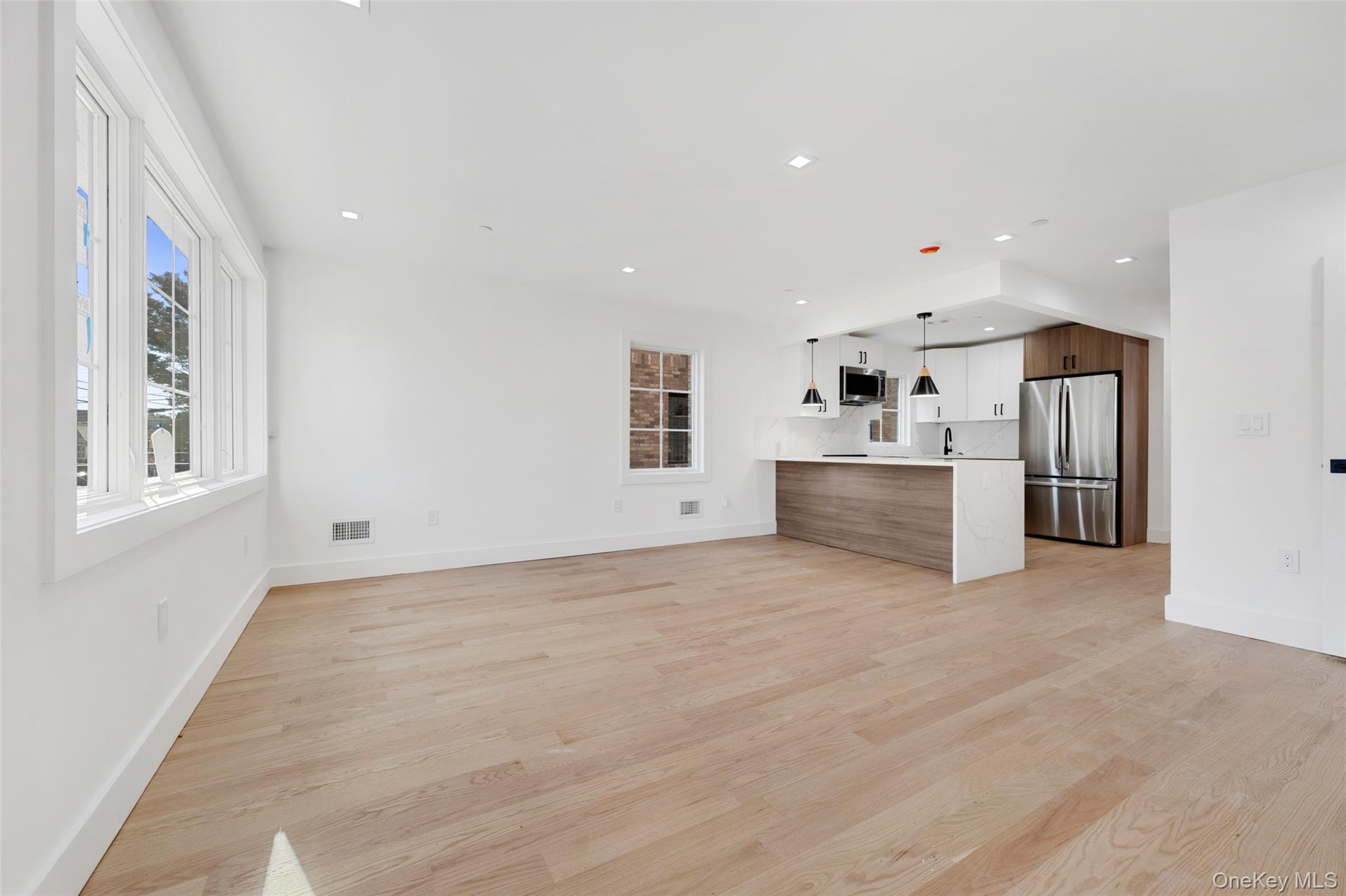 #11 photo, 3824 215th Street, बेसाइड Bayside , NY 11361