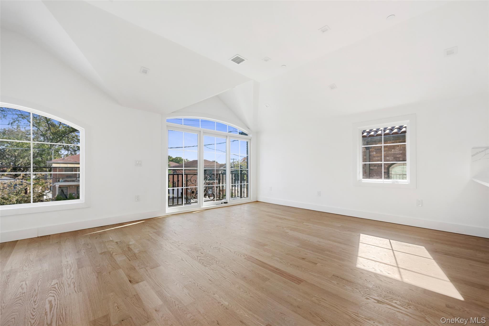 #12 photo, 3824 215th Street, बेसाइड Bayside , NY 11361