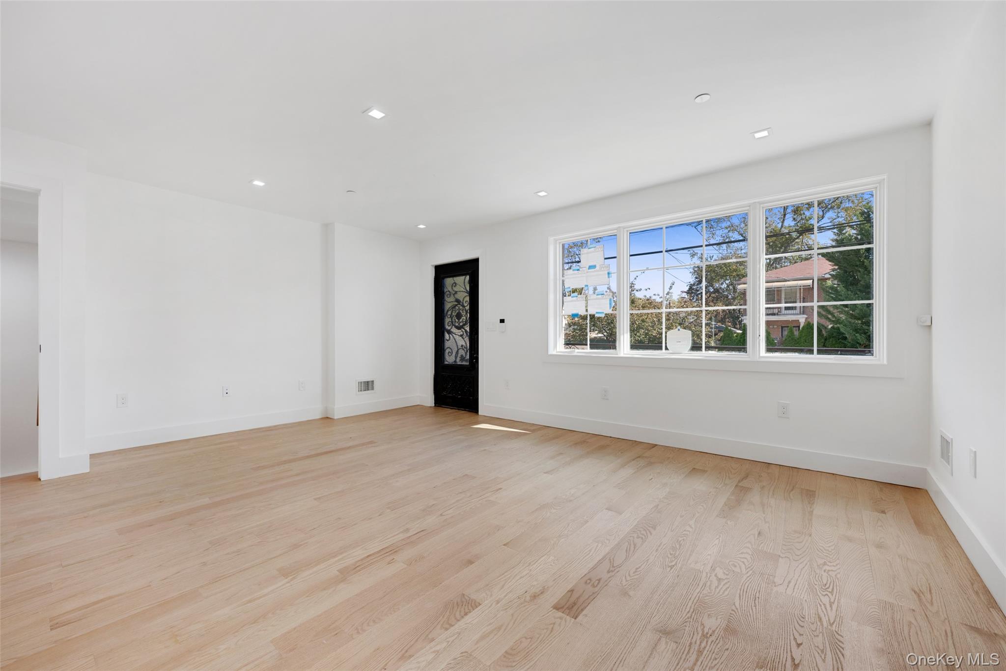 #15 photo, 3824 215th Street, बेसाइड Bayside , NY 11361