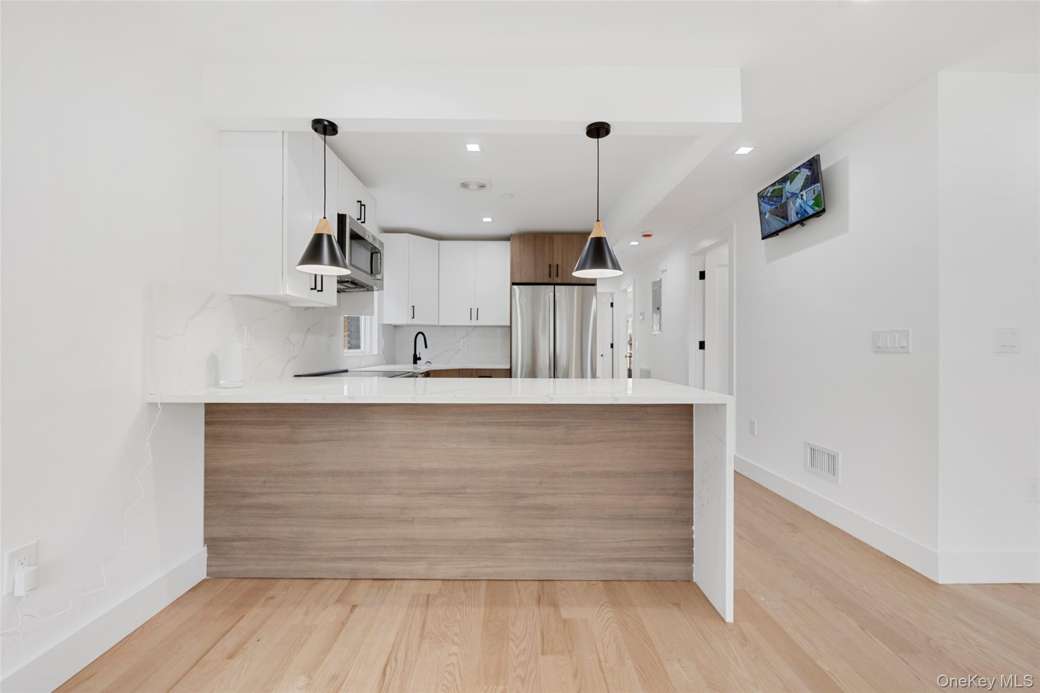 #18 photo, 3824 215th Street, बेसाइड Bayside , NY 11361