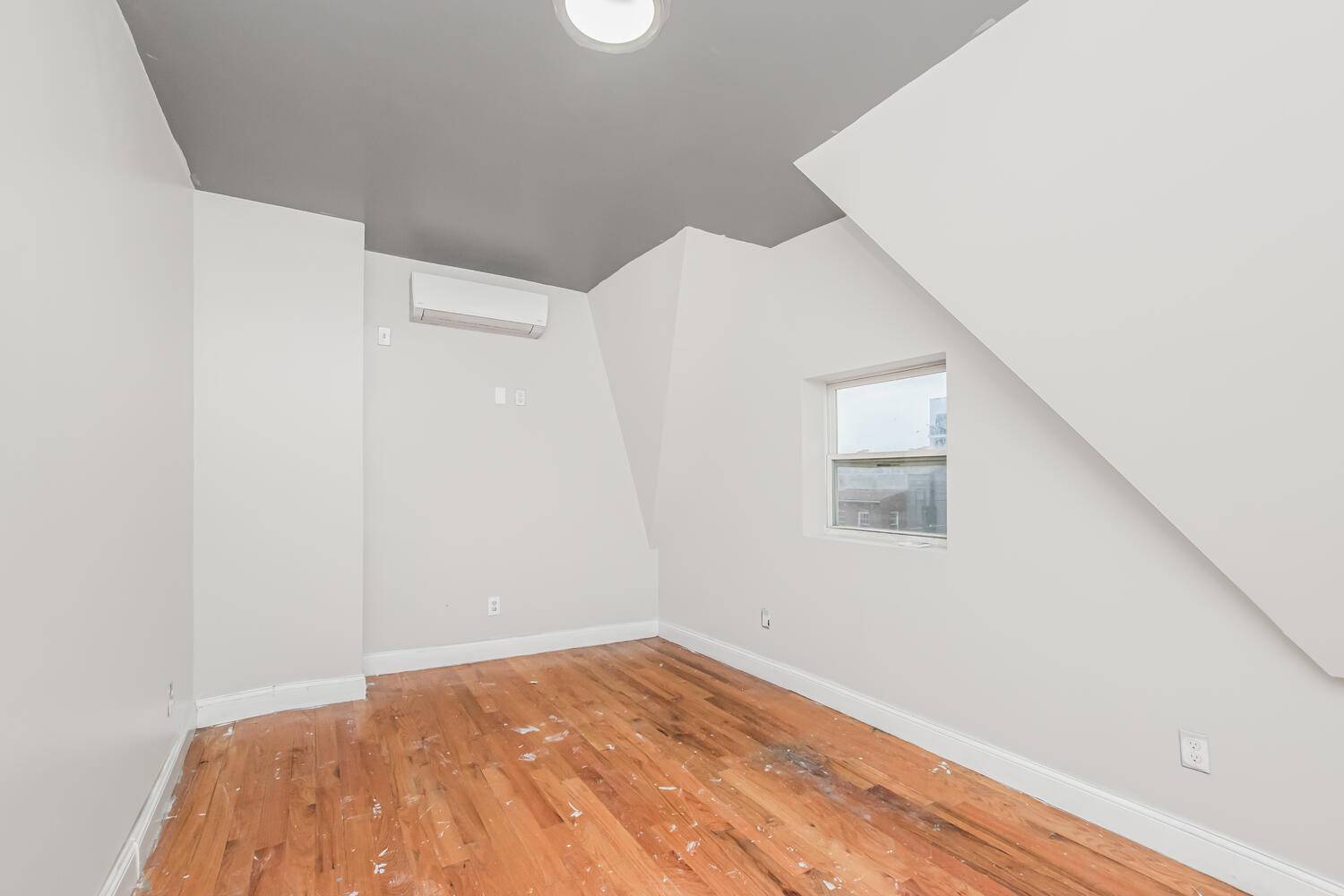 #8 photo, 1696 Monroe Ave, Claremont , NY 10457