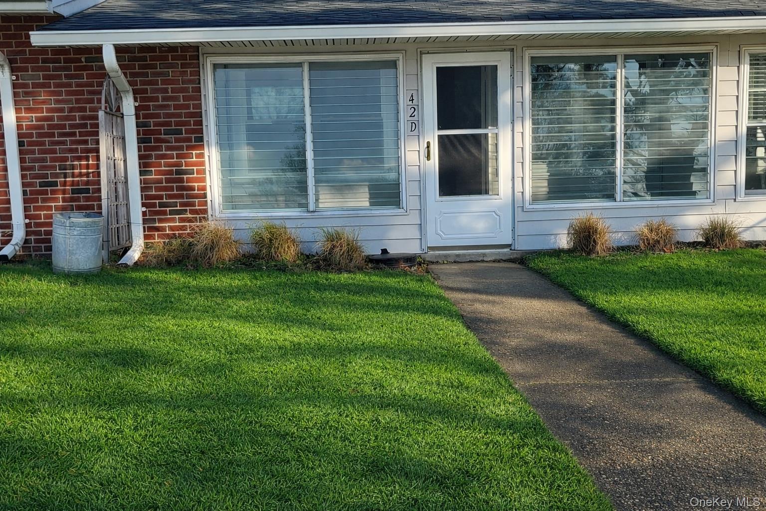 #1 photo, 42 Trent Ct, מחוז סאפוק Ridge , NY 11961