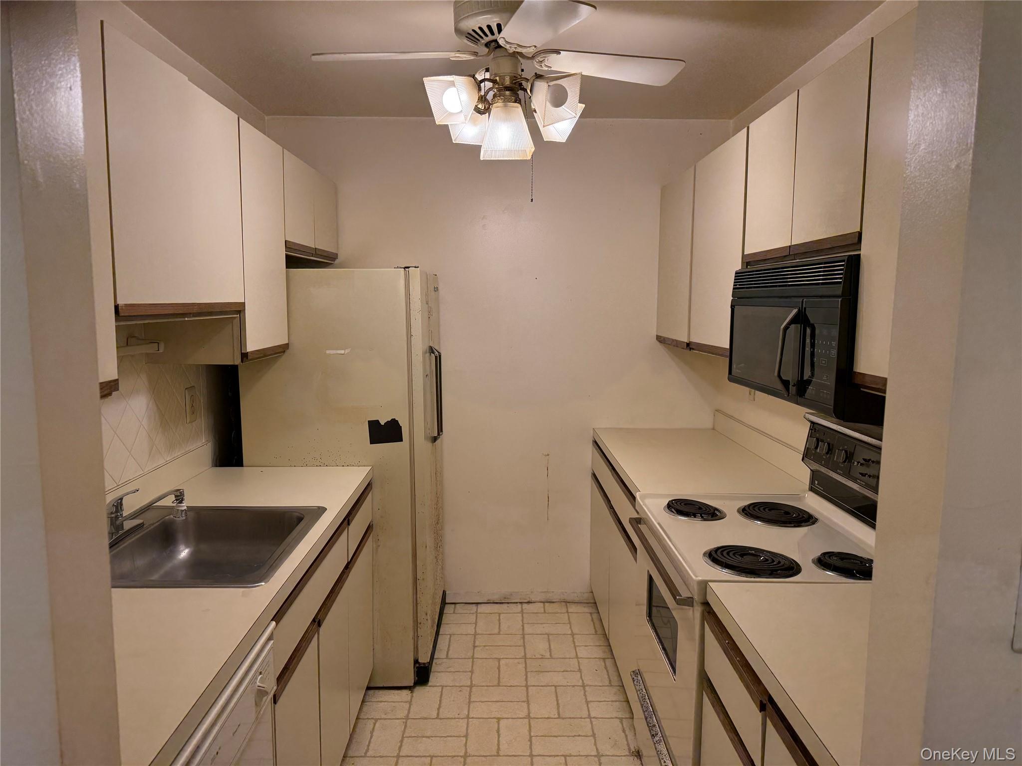 #4 photo, 341 Woodland Court, Coram , NY 11727