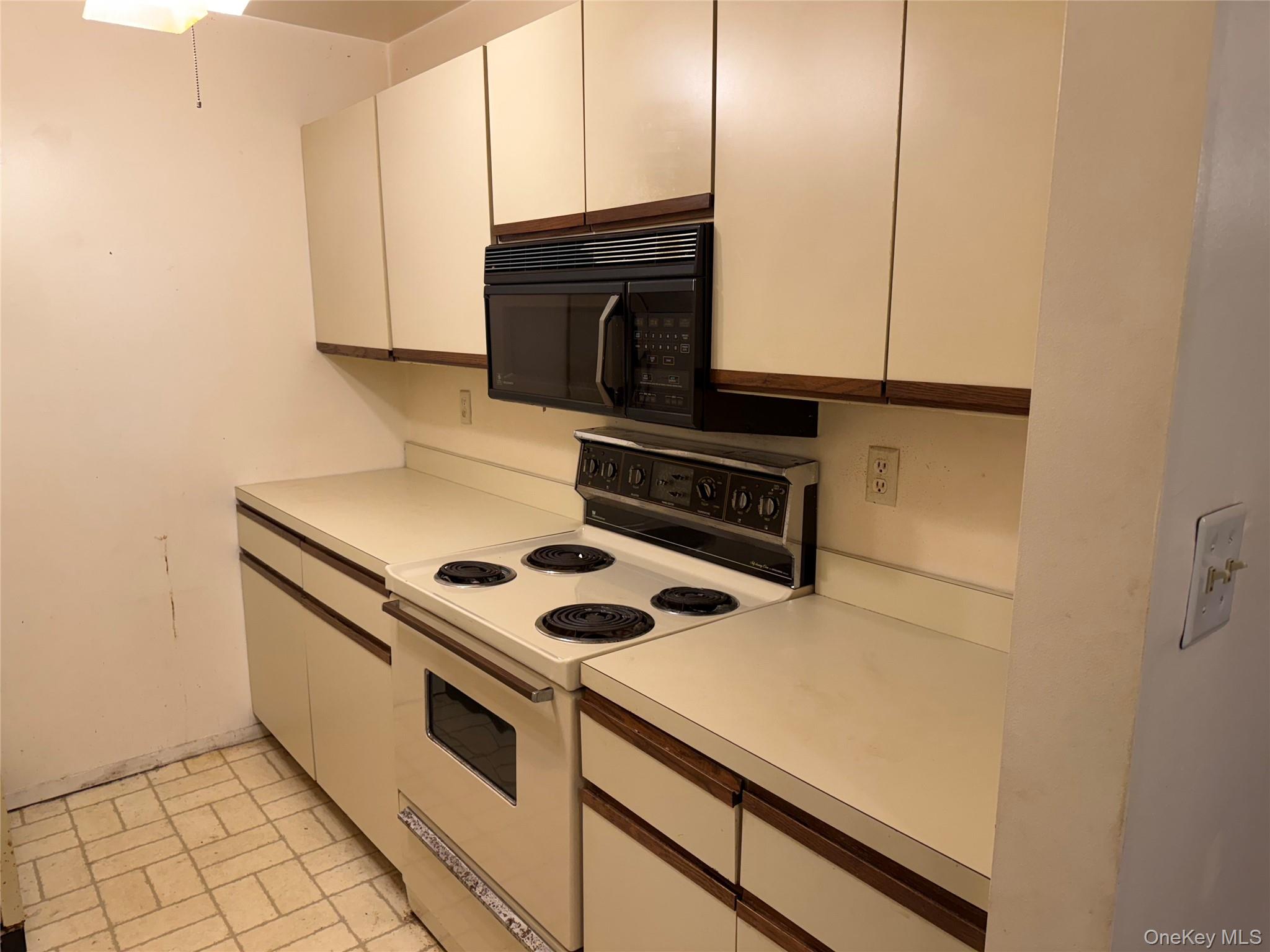 #5 photo, 341 Woodland Court, Coram , NY 11727