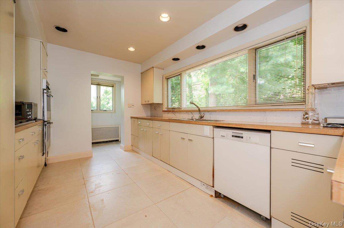 #10 photo, 1 Parkside Drive, Great Neck , NY 11021