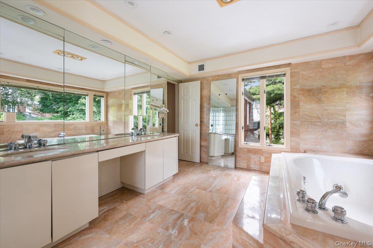 #16 photo, 1 Parkside Drive, Great Neck , NY 11021