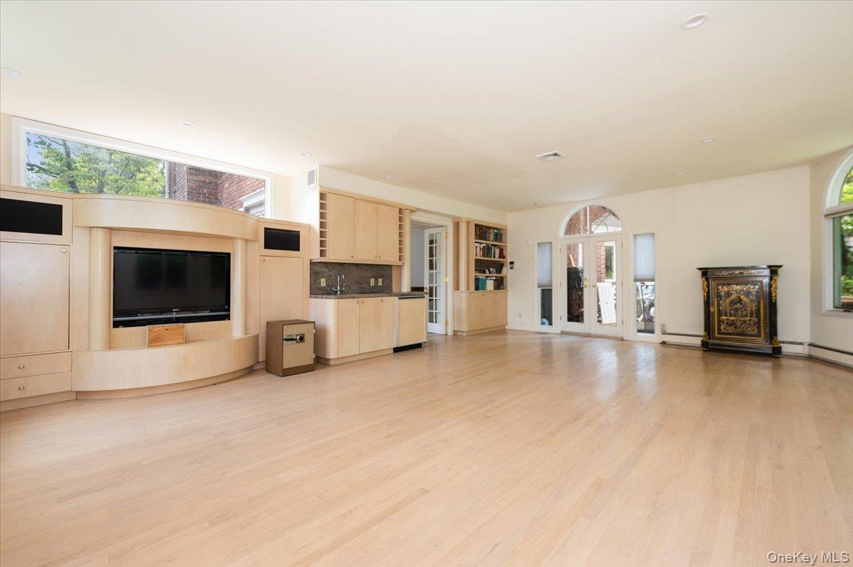 #3 photo, 1 Parkside Drive, Great Neck , NY 11021