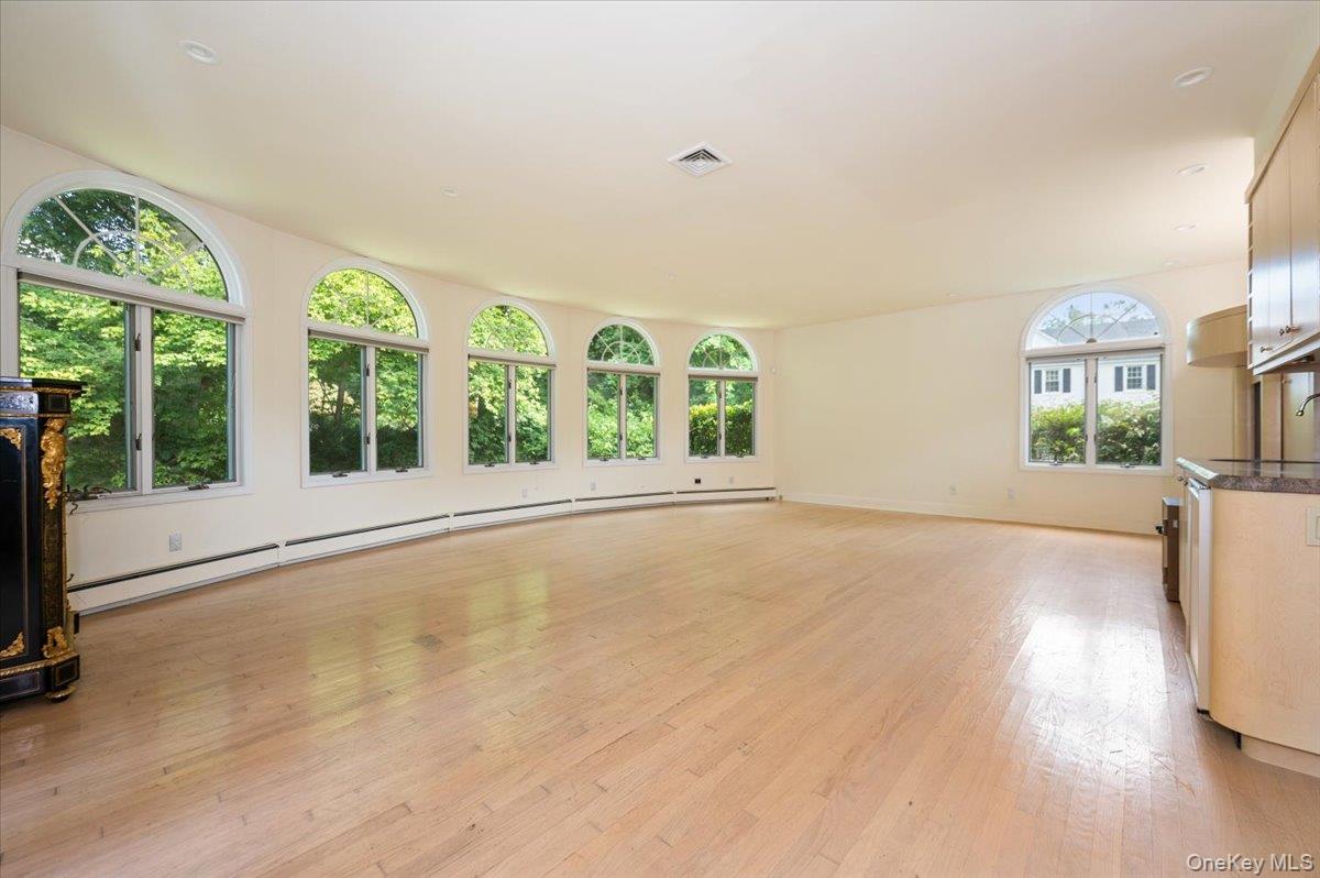 #4 photo, 1 Parkside Drive, Great Neck , NY 11021