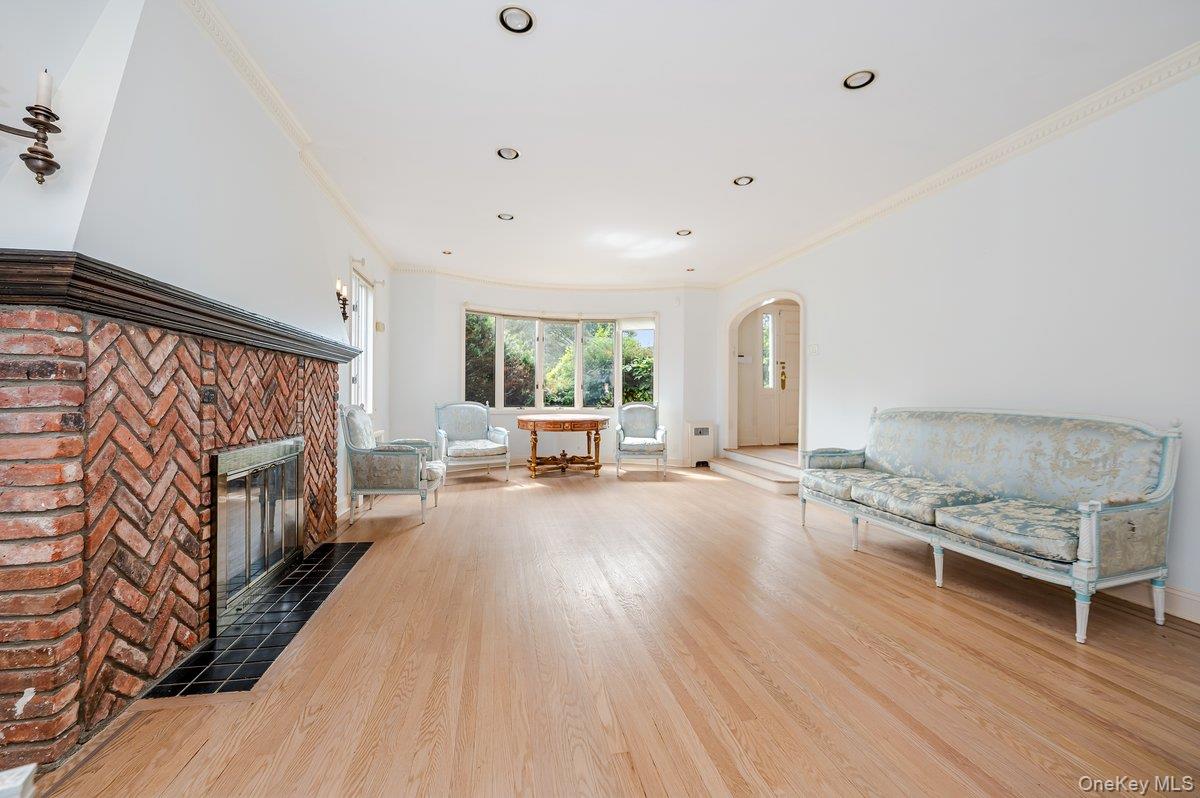 #6 photo, 1 Parkside Drive, Great Neck , NY 11021