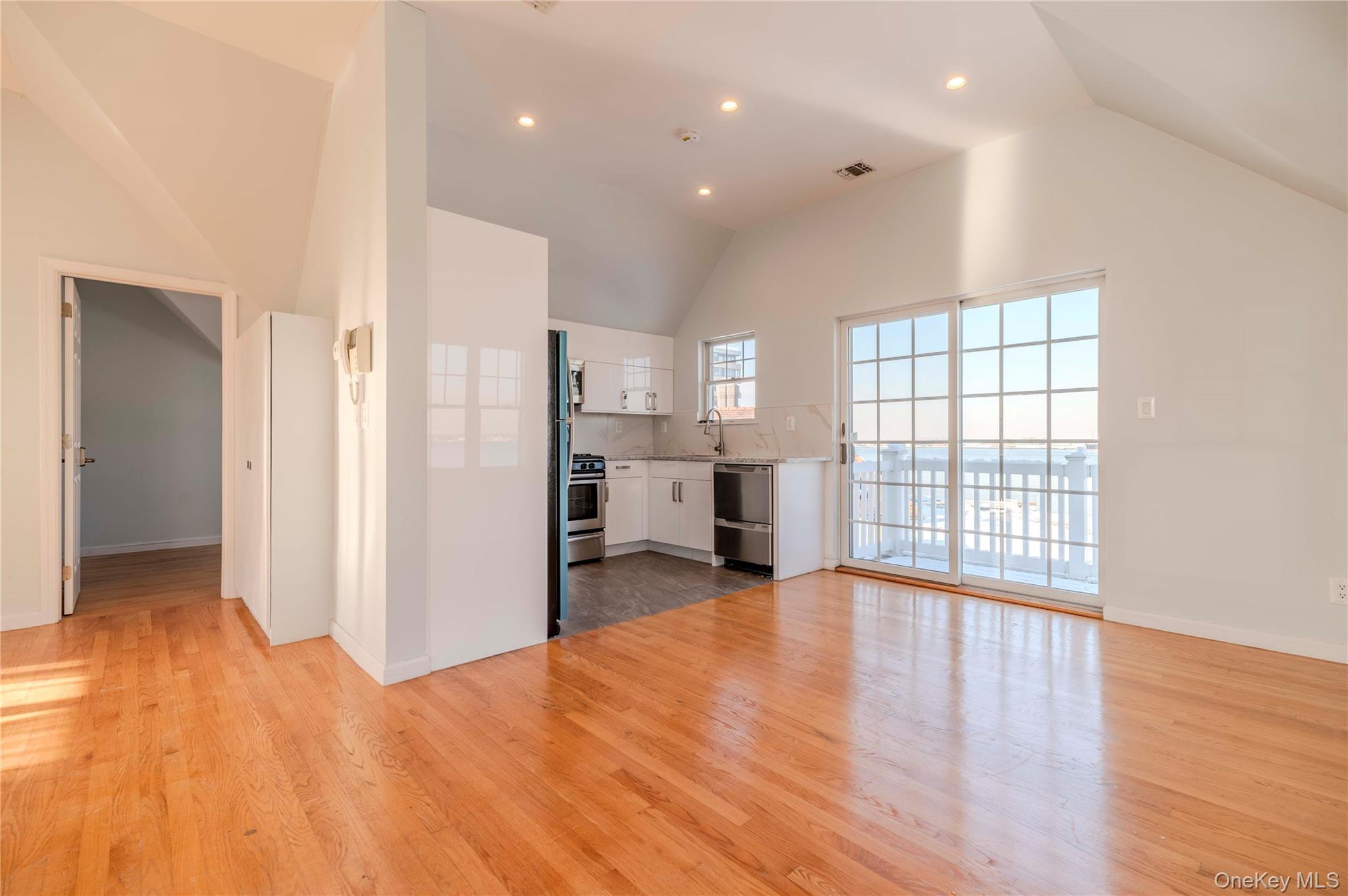 #2 photo, 16823 Powells Cove Boulevard, 皇后区 Beechhurst , NY 11357