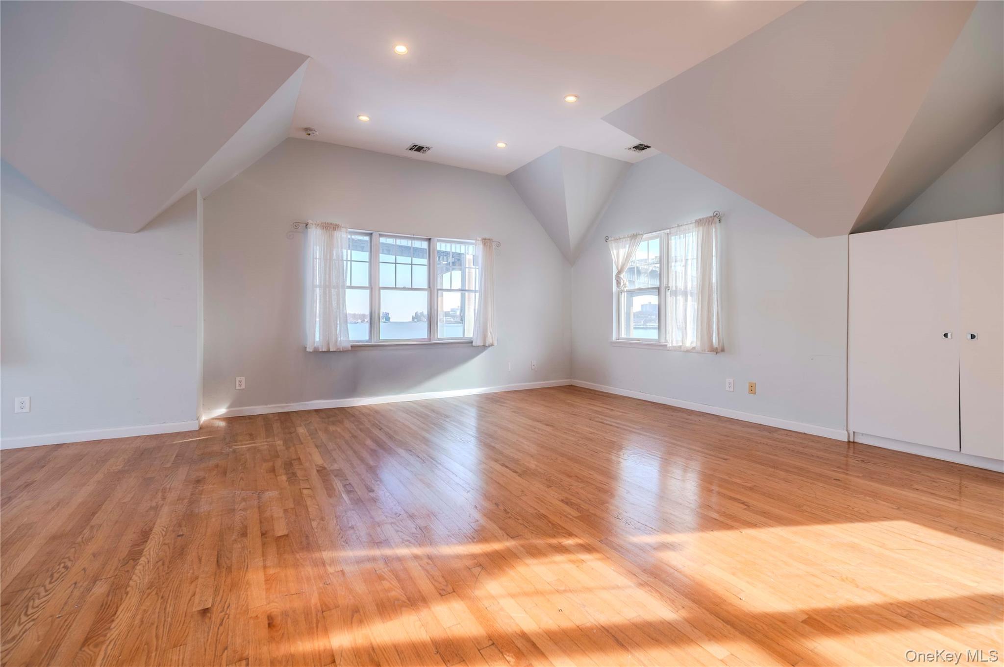 #20 photo, 16823 Powells Cove Boulevard, 皇后区 Beechhurst , NY 11357