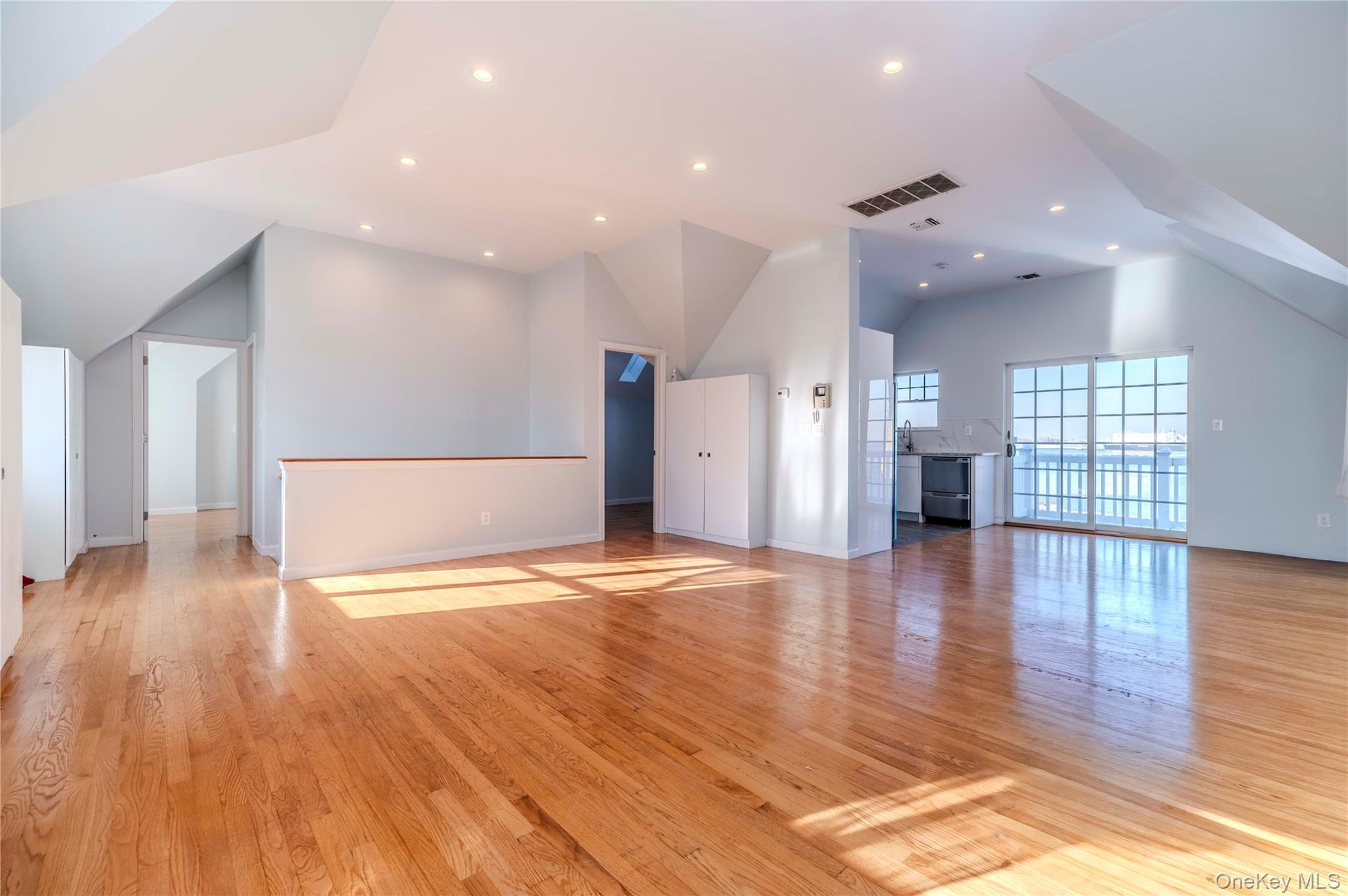 #8 photo, 16823 Powells Cove Boulevard, 皇后区 Beechhurst , NY 11357