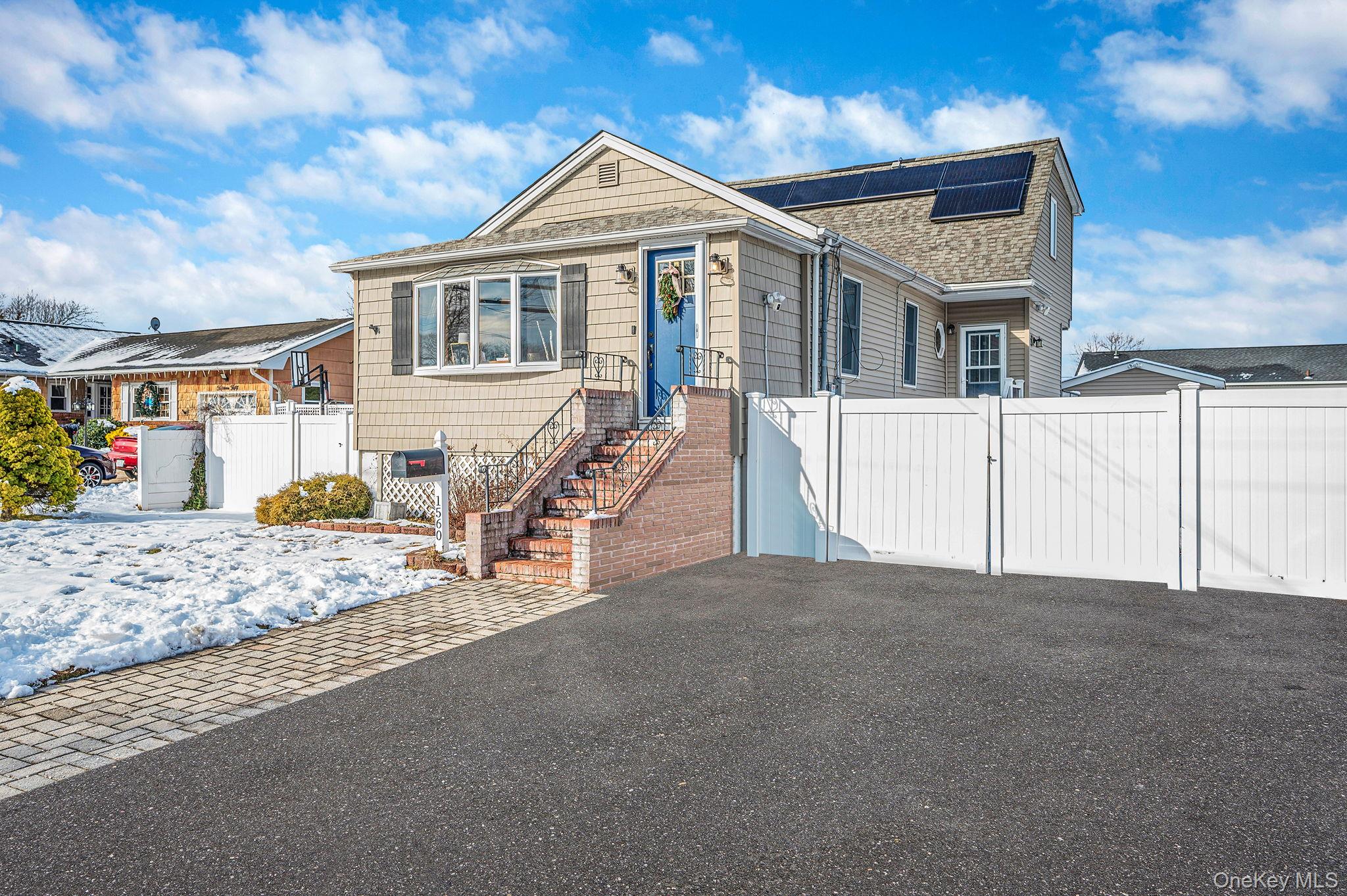 #1 photo, 1560 A Street, 東長島 West Babylon , NY 11704