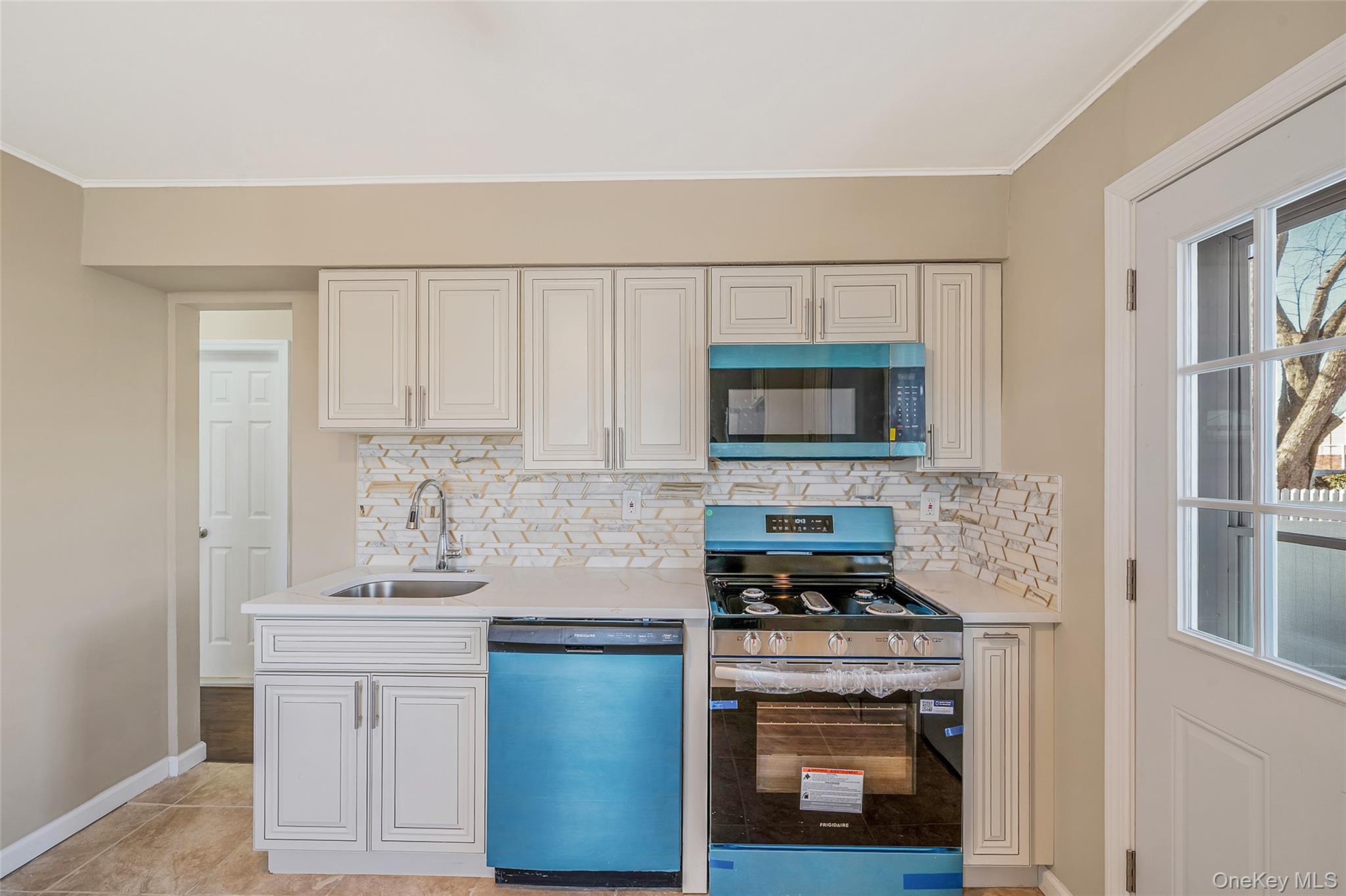 #11 photo, 266 W 16th Street, Deer Park , NY 11729