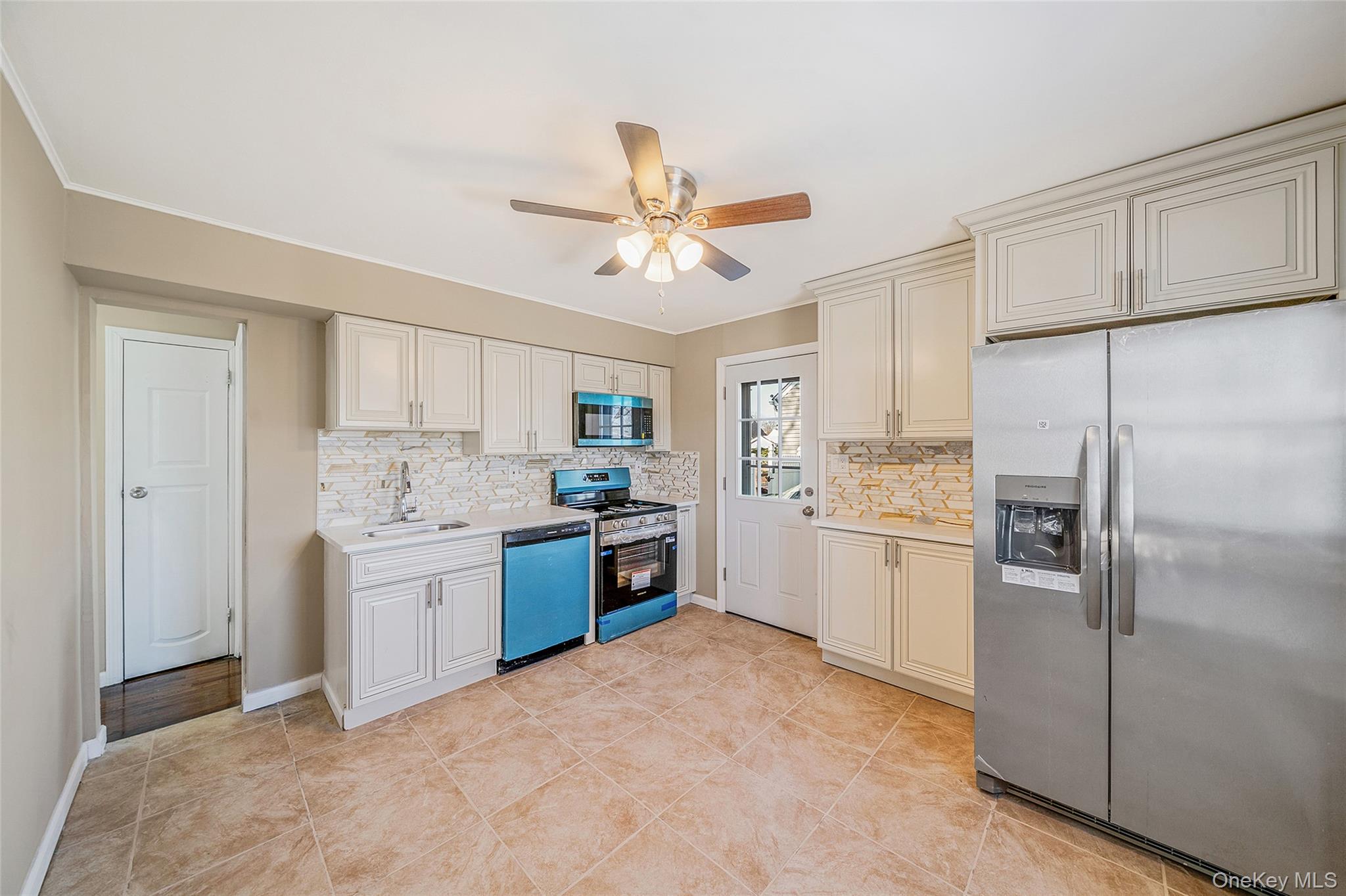 #9 photo, 266 W 16th Street, Deer Park , NY 11729