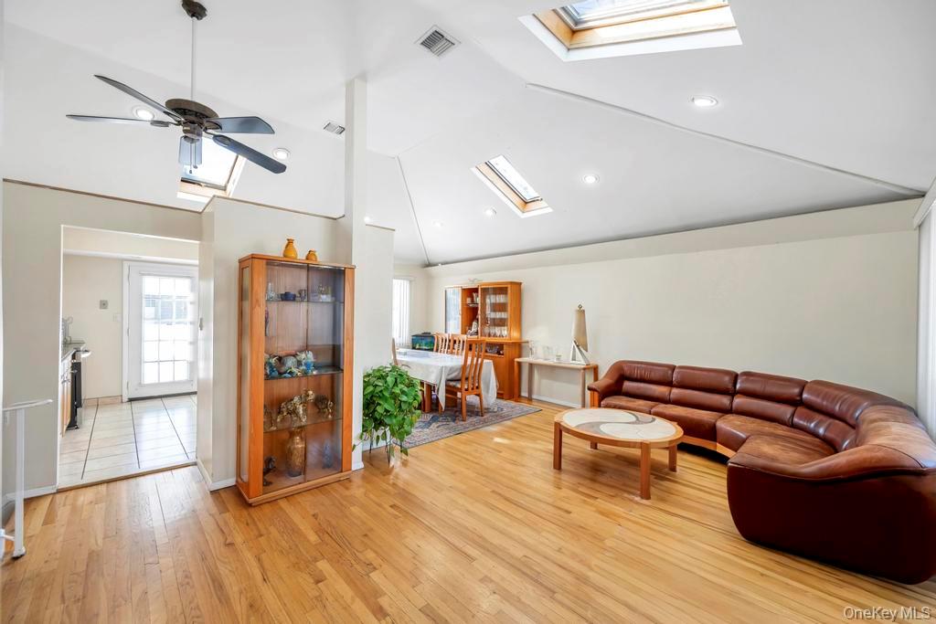 #4 photo, 19 Evers Street, Hicksville , NY 11801