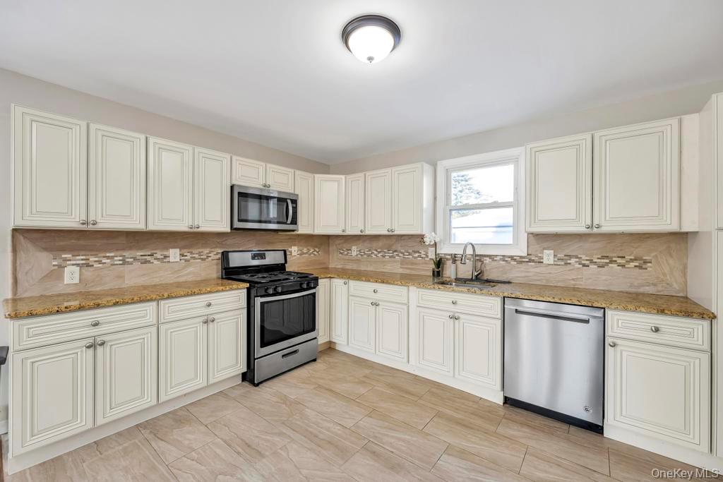 #6 photo, 32 Longfellow Avenue, Westbury , NY 11590