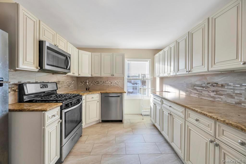 #7 photo, 32 Longfellow Avenue, Westbury , NY 11590