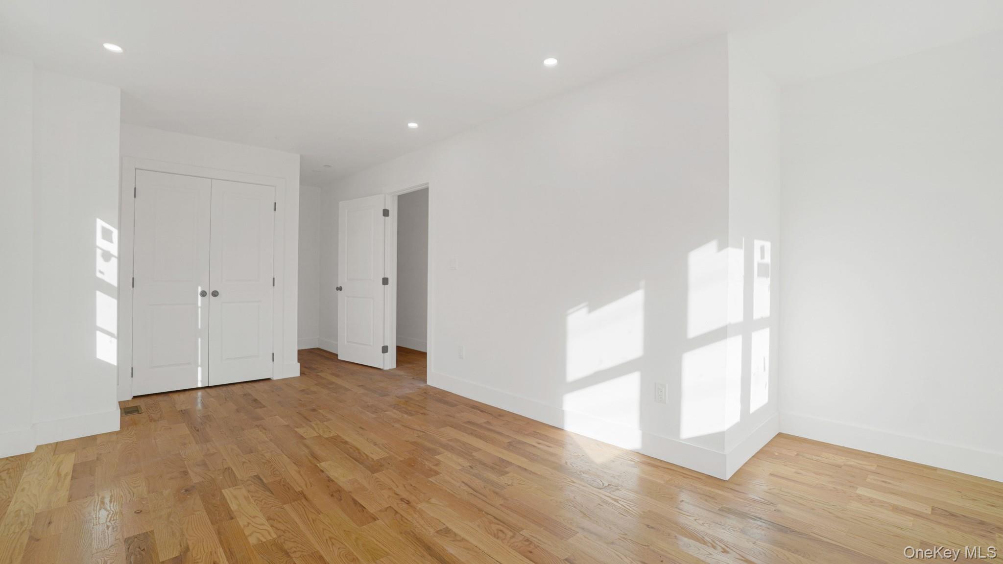 #17 photo, 1011 E 221st Street, Bronx , NY 10469