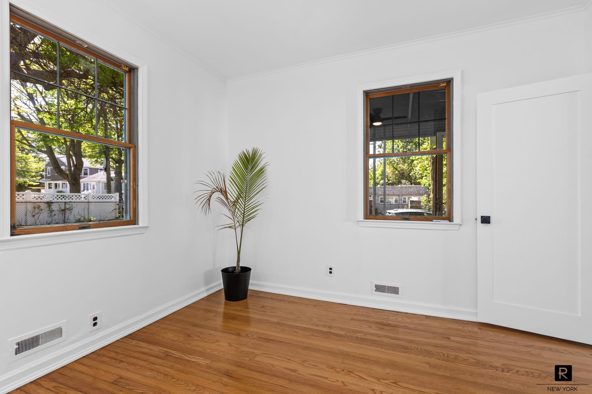 #11 photo, 25 Bay Street, City Island , NY 10464