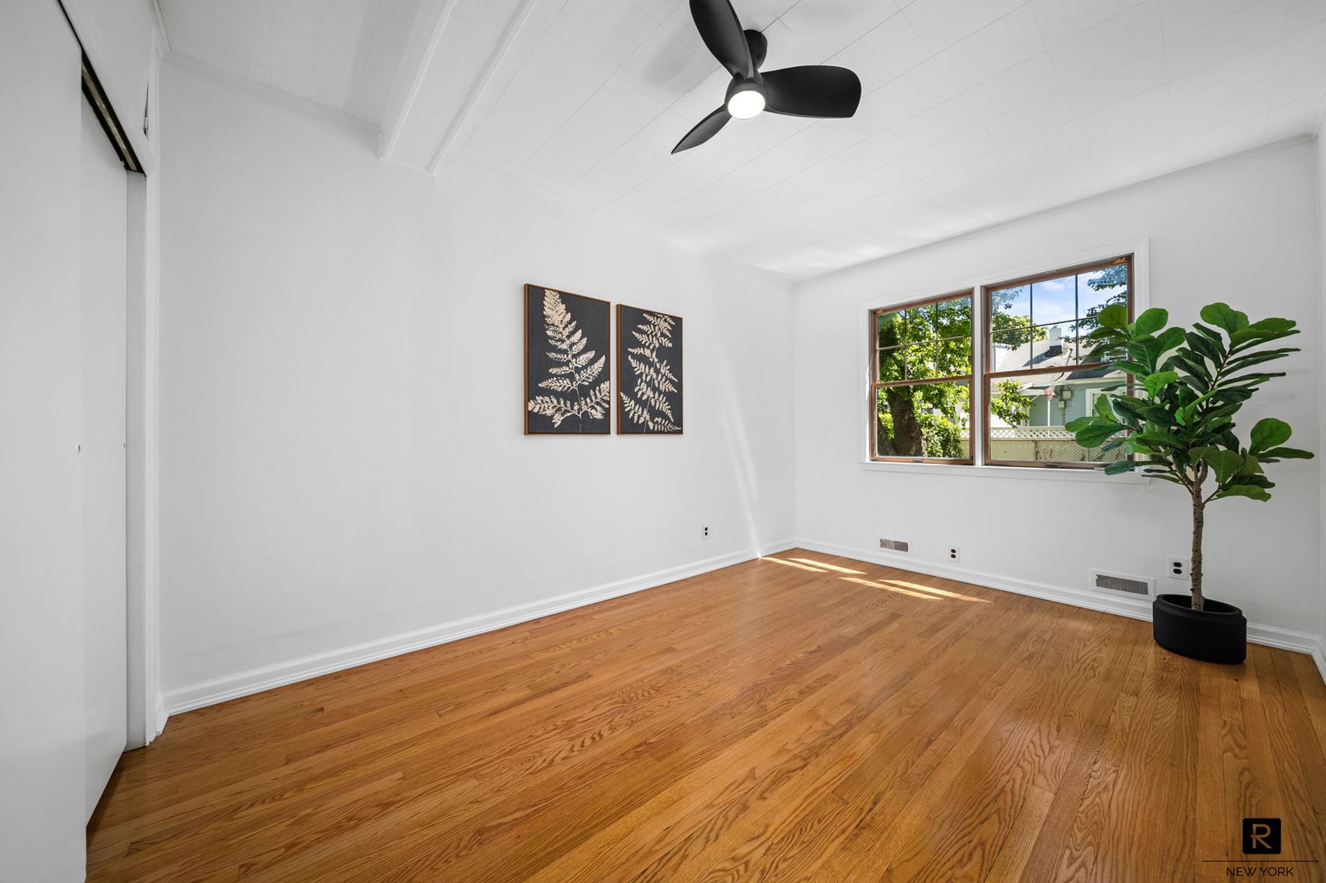 #12 photo, 25 Bay Street, City Island , NY 10464