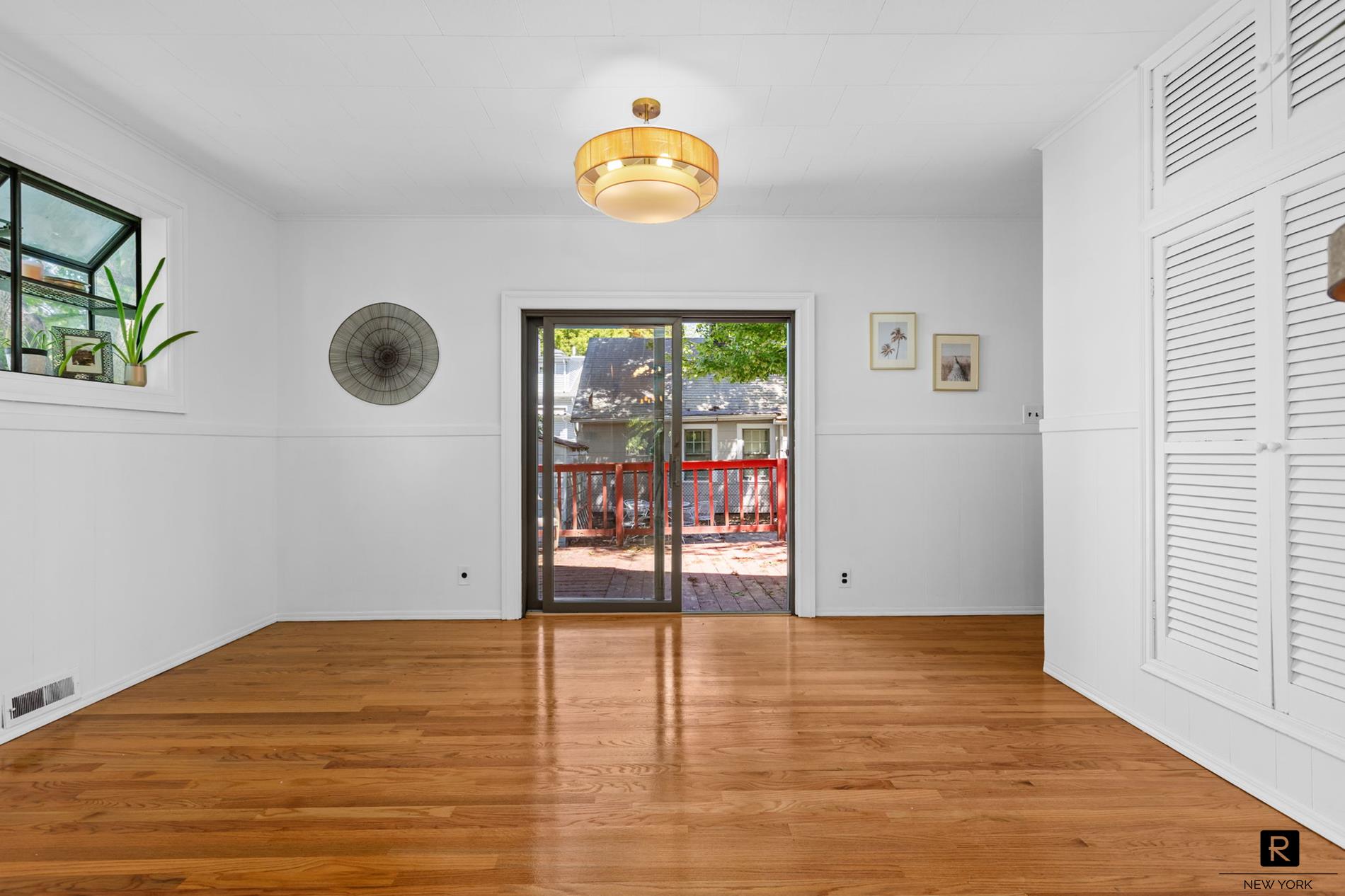 #16 photo, 25 Bay Street, City Island , NY 10464