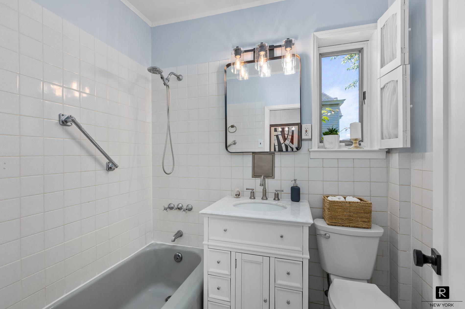 #20 photo, 25 Bay Street, City Island , NY 10464